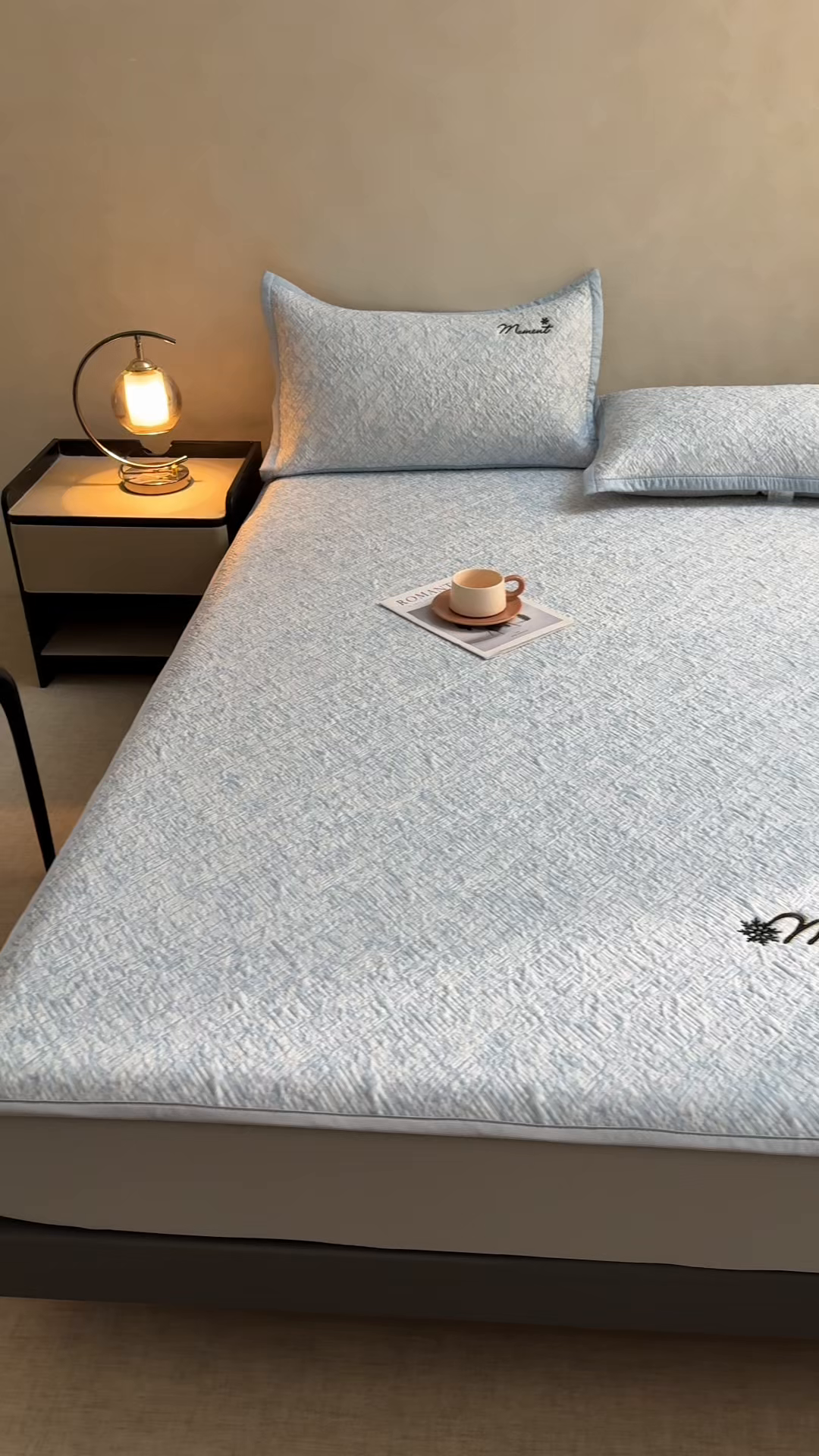 91家纺网 家纺一手货源 找家纺 慕木家纺 2026新款巴洛克刺绣系列冰豆豆凉席和床笠凉席席子空调软席 巴洛克-蓝 床笠款