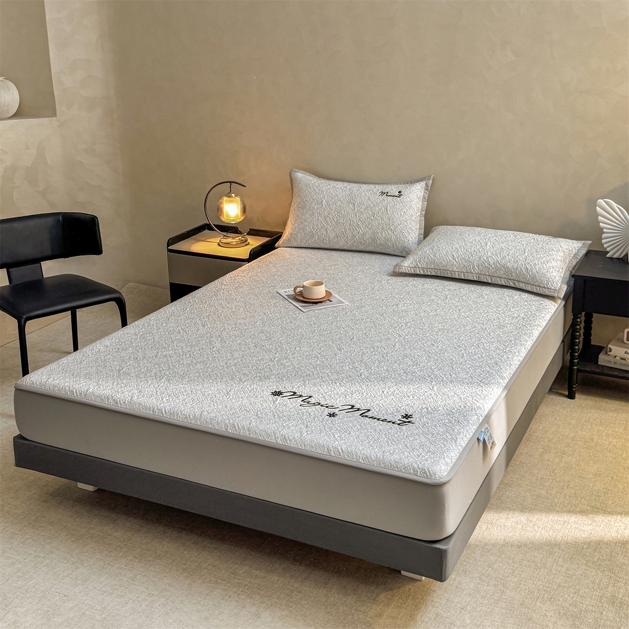 91家纺网 家纺一手货源 找家纺 慕木家纺 2026新款巴洛克刺绣系列冰豆豆凉席和床笠凉席席子空调软席 巴洛克-灰 床笠款