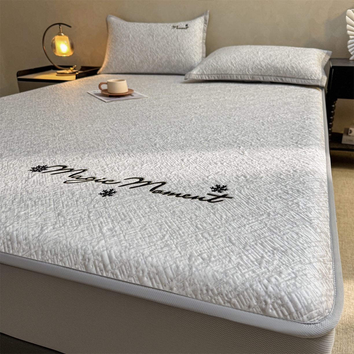 91家纺网 家纺一手货源 找家纺 慕木家纺 2026新款巴洛克刺绣系列冰豆豆凉席和床笠凉席席子空调软席 巴洛克-灰 床笠款