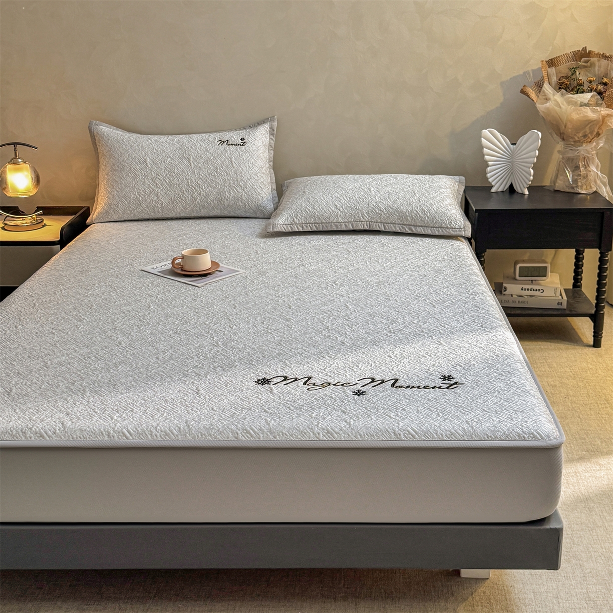 91家纺网 家纺一手货源 找家纺 慕木家纺 2026新款巴洛克刺绣系列冰豆豆凉席和床笠凉席席子空调软席 巴洛克-灰 床笠款