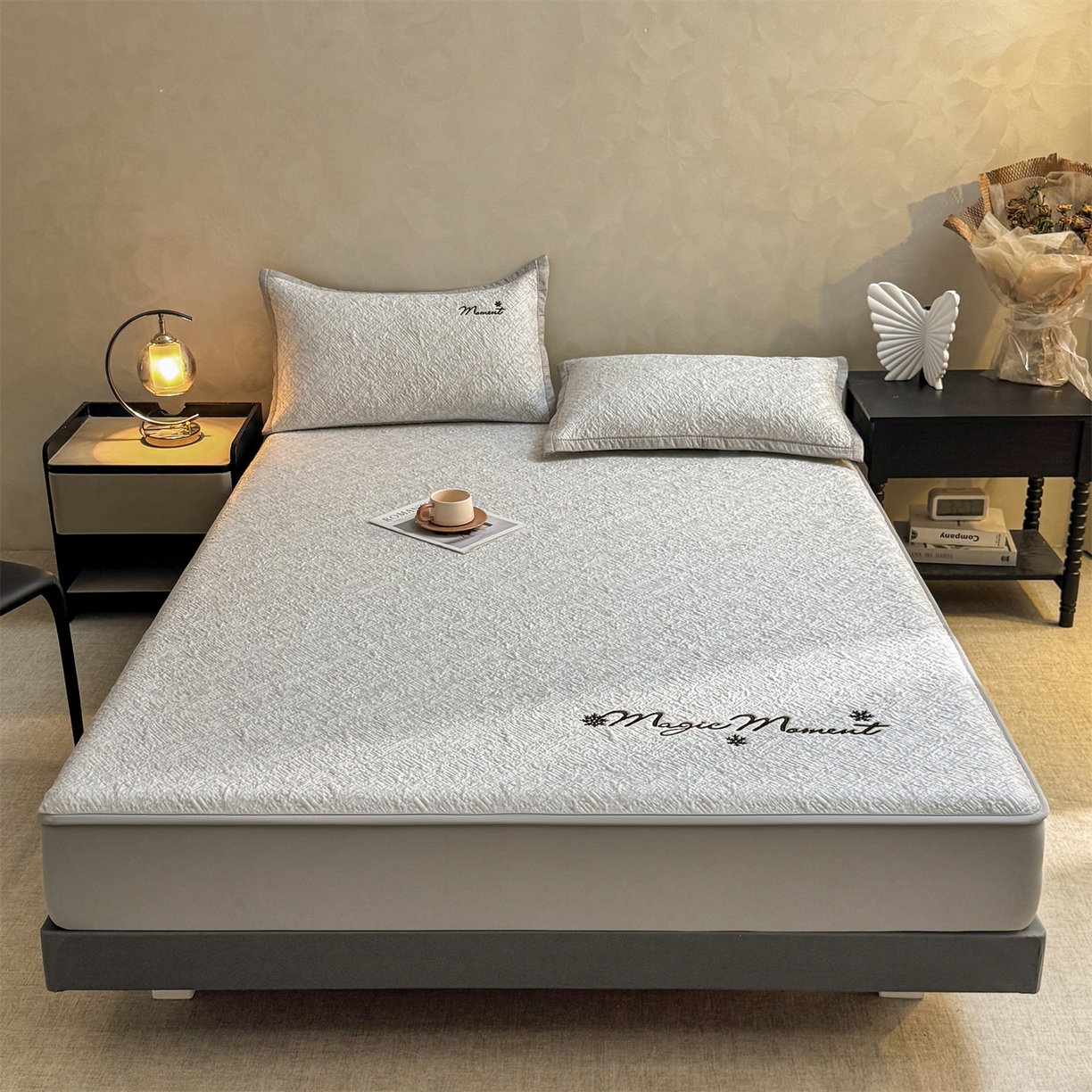 91家纺网 家纺一手货源 找家纺 慕木家纺 2026新款巴洛克刺绣系列冰豆豆凉席和床笠凉席席子空调软席 巴洛克-灰 床笠款