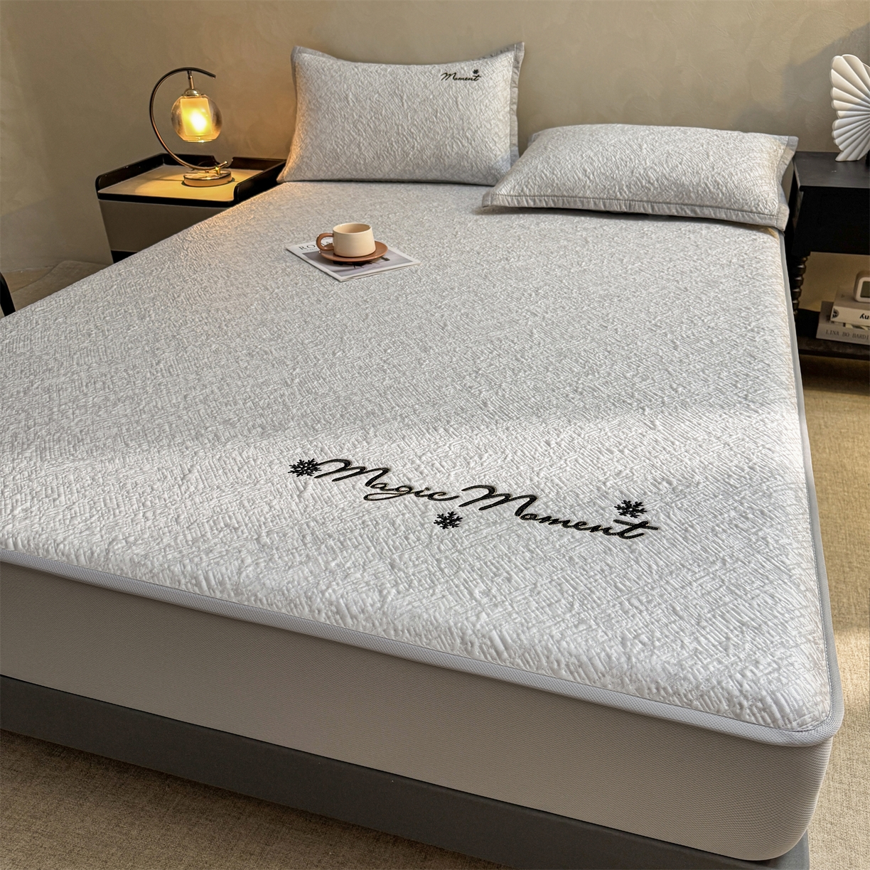 91家纺网 家纺一手货源 找家纺 慕木家纺 2026新款巴洛克刺绣系列冰豆豆凉席和床笠凉席席子空调软席 巴洛克-灰 床笠款