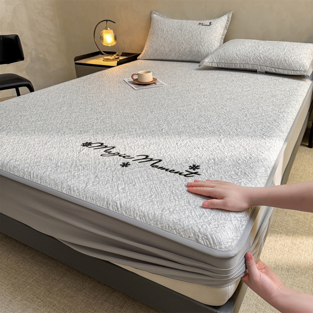 91家纺网 家纺一手货源 找家纺 慕木家纺 2026新款巴洛克刺绣系列冰豆豆凉席和床笠凉席席子空调软席 巴洛克-灰 床笠款