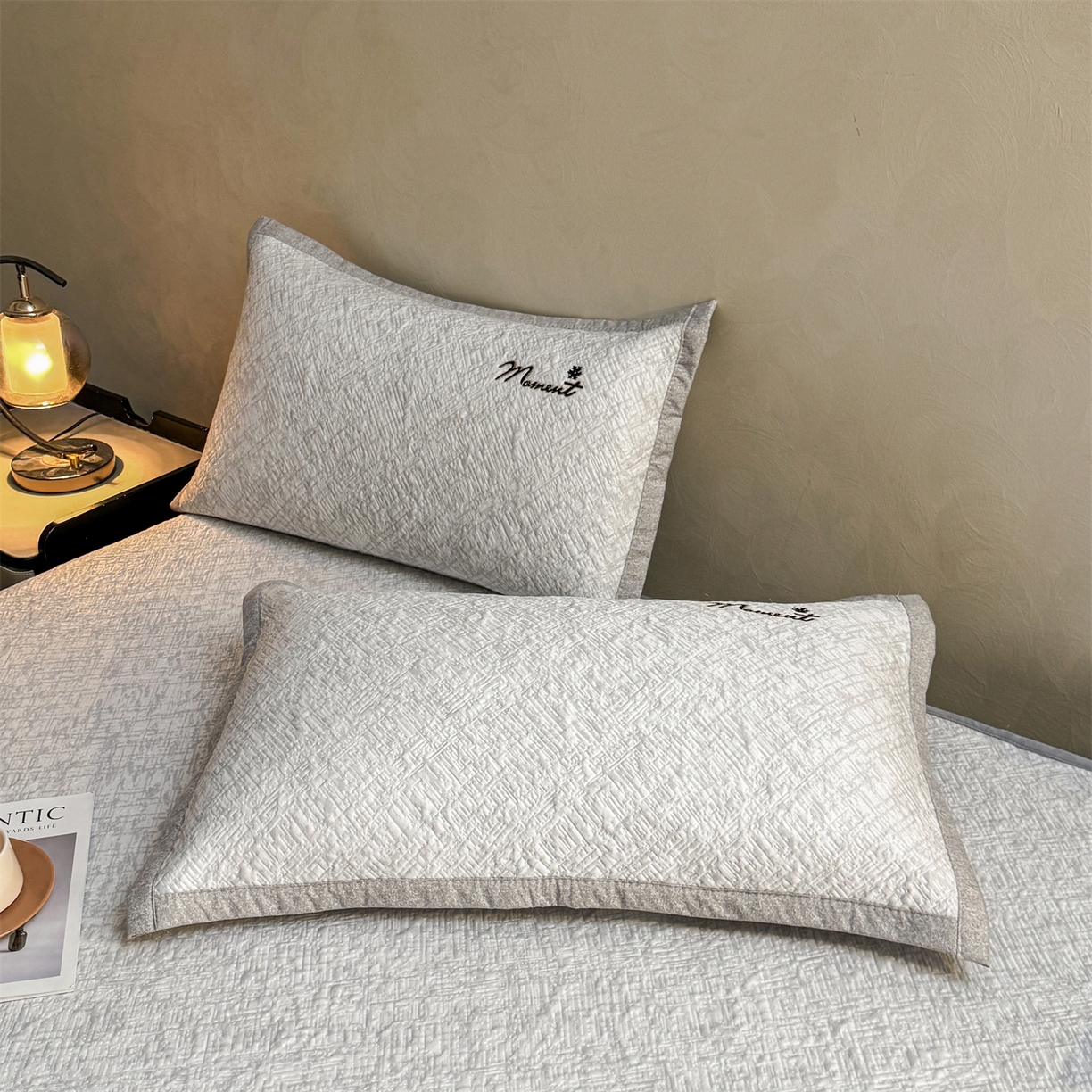 91家纺网 家纺一手货源 找家纺 慕木家纺 2026新款巴洛克刺绣系列冰豆豆凉席和床笠凉席席子空调软席 巴洛克-灰 床笠款