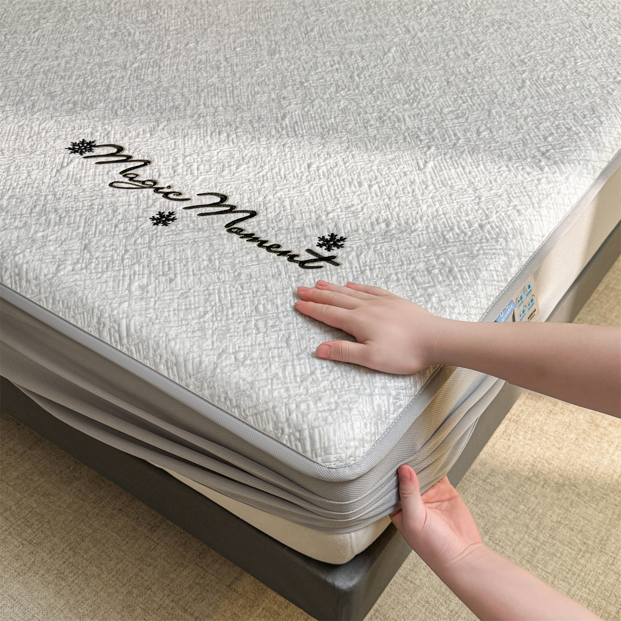 91家纺网 家纺一手货源 找家纺 慕木家纺 2026新款巴洛克刺绣系列冰豆豆凉席和床笠凉席席子空调软席 巴洛克-灰 床笠款