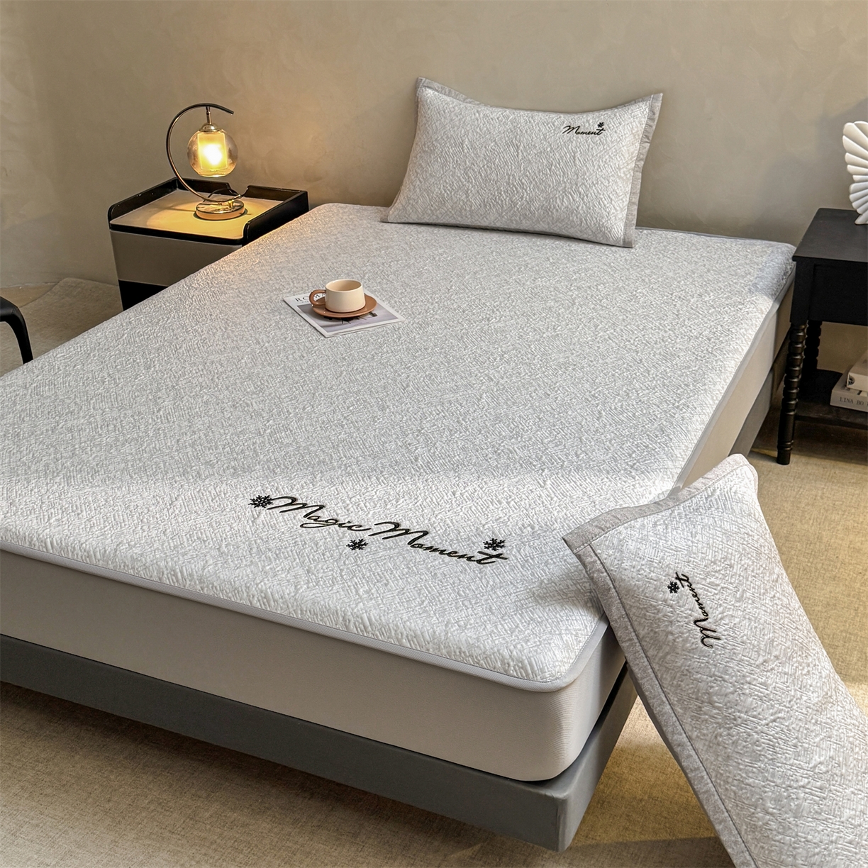 91家纺网 家纺一手货源 找家纺 慕木家纺 2026新款巴洛克刺绣系列冰豆豆凉席和床笠凉席席子空调软席 巴洛克-灰 床笠款