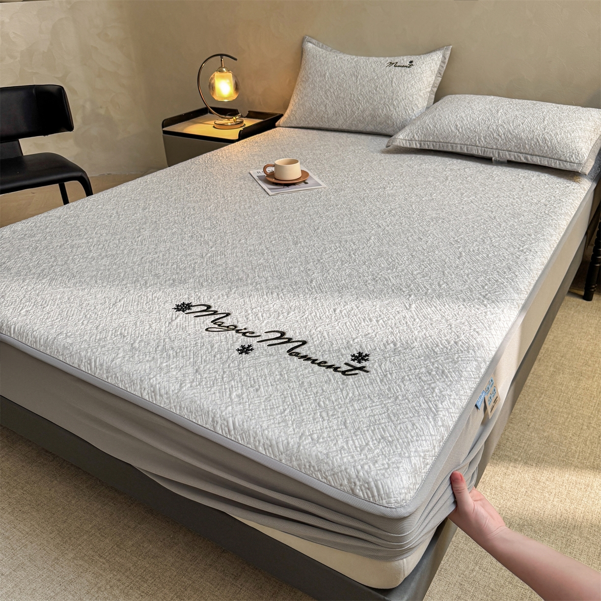 91家纺网 家纺一手货源 找家纺 慕木家纺 2026新款巴洛克刺绣系列冰豆豆凉席和床笠凉席席子空调软席 巴洛克-灰 床笠款