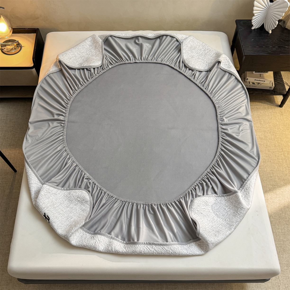 91家纺网 家纺一手货源 找家纺 慕木家纺 2026新款巴洛克刺绣系列冰豆豆凉席和床笠凉席席子空调软席 巴洛克-灰 床笠款