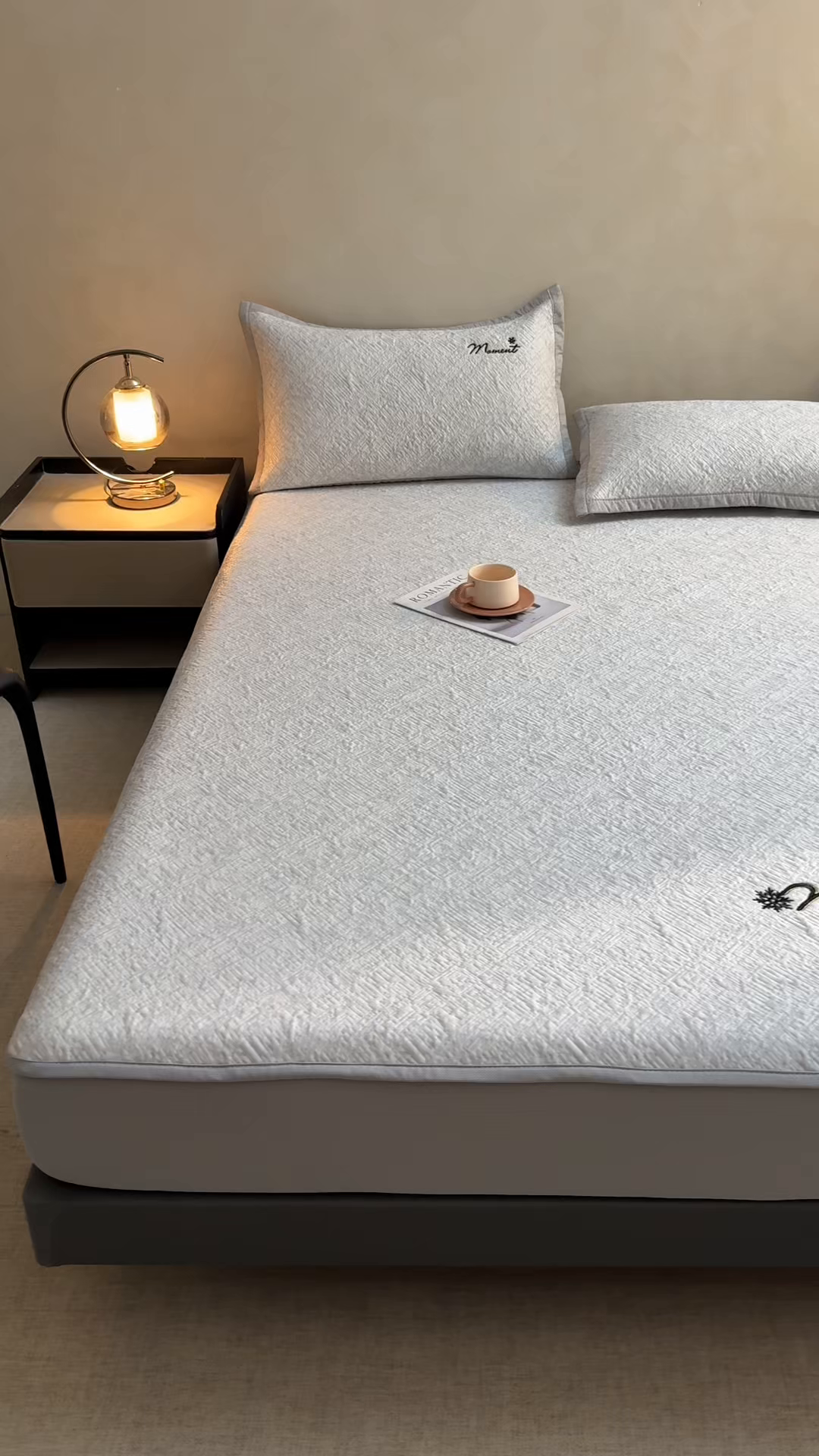 91家纺网 家纺一手货源 找家纺 慕木家纺 2026新款巴洛克刺绣系列冰豆豆凉席和床笠凉席席子空调软席 巴洛克-灰 床笠款