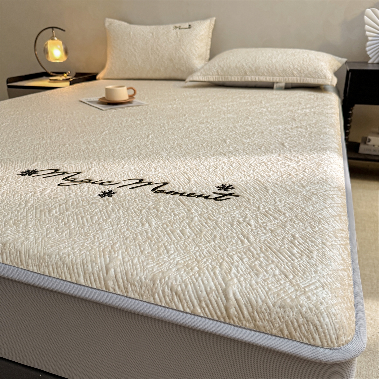 91家纺网 家纺一手货源 找家纺 慕木家纺 2026新款巴洛克刺绣系列冰豆豆凉席和床笠凉席席子空调软席 巴洛克-卡其 床笠款