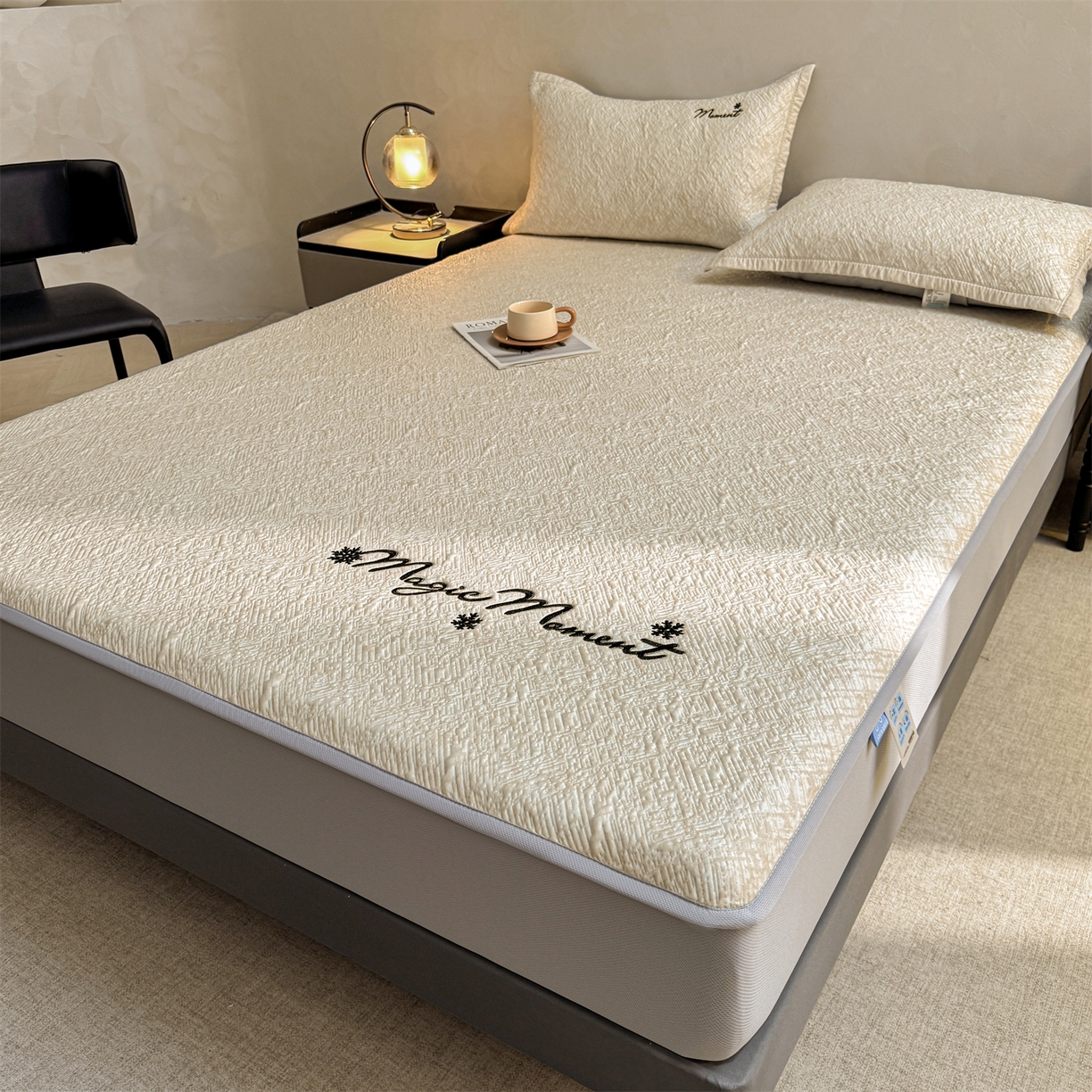 91家纺网 家纺一手货源 找家纺 慕木家纺 2026新款巴洛克刺绣系列冰豆豆凉席和床笠凉席席子空调软席 巴洛克-卡其 床笠款