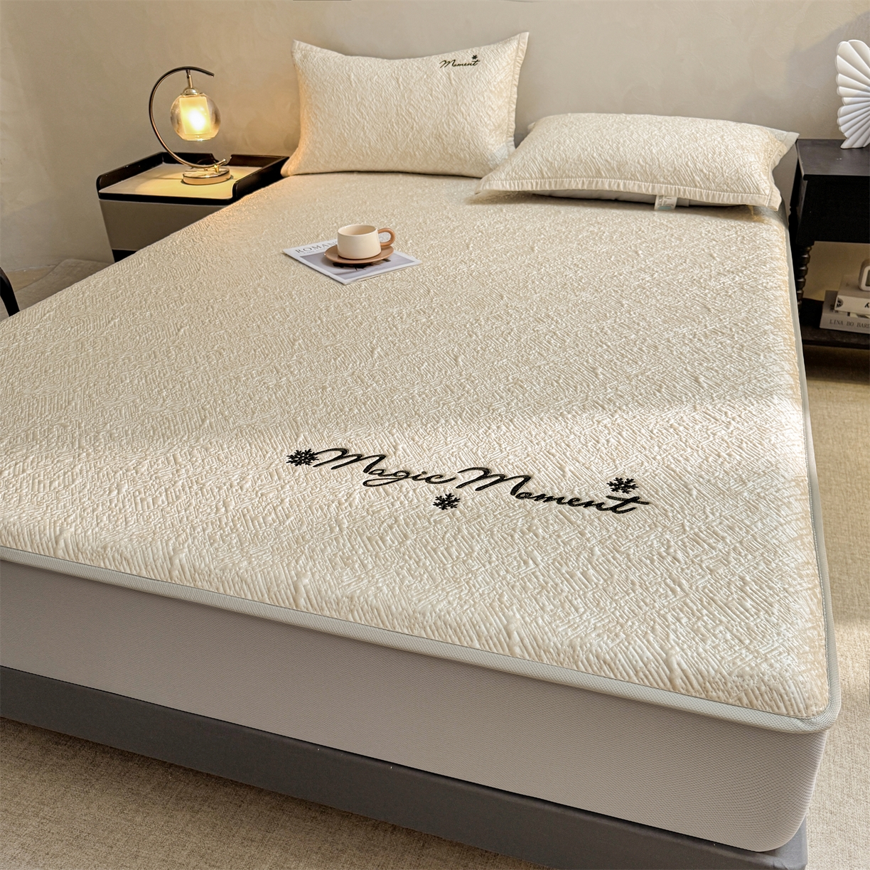 91家纺网 家纺一手货源 找家纺 慕木家纺 2026新款巴洛克刺绣系列冰豆豆凉席和床笠凉席席子空调软席 巴洛克-卡其 床笠款