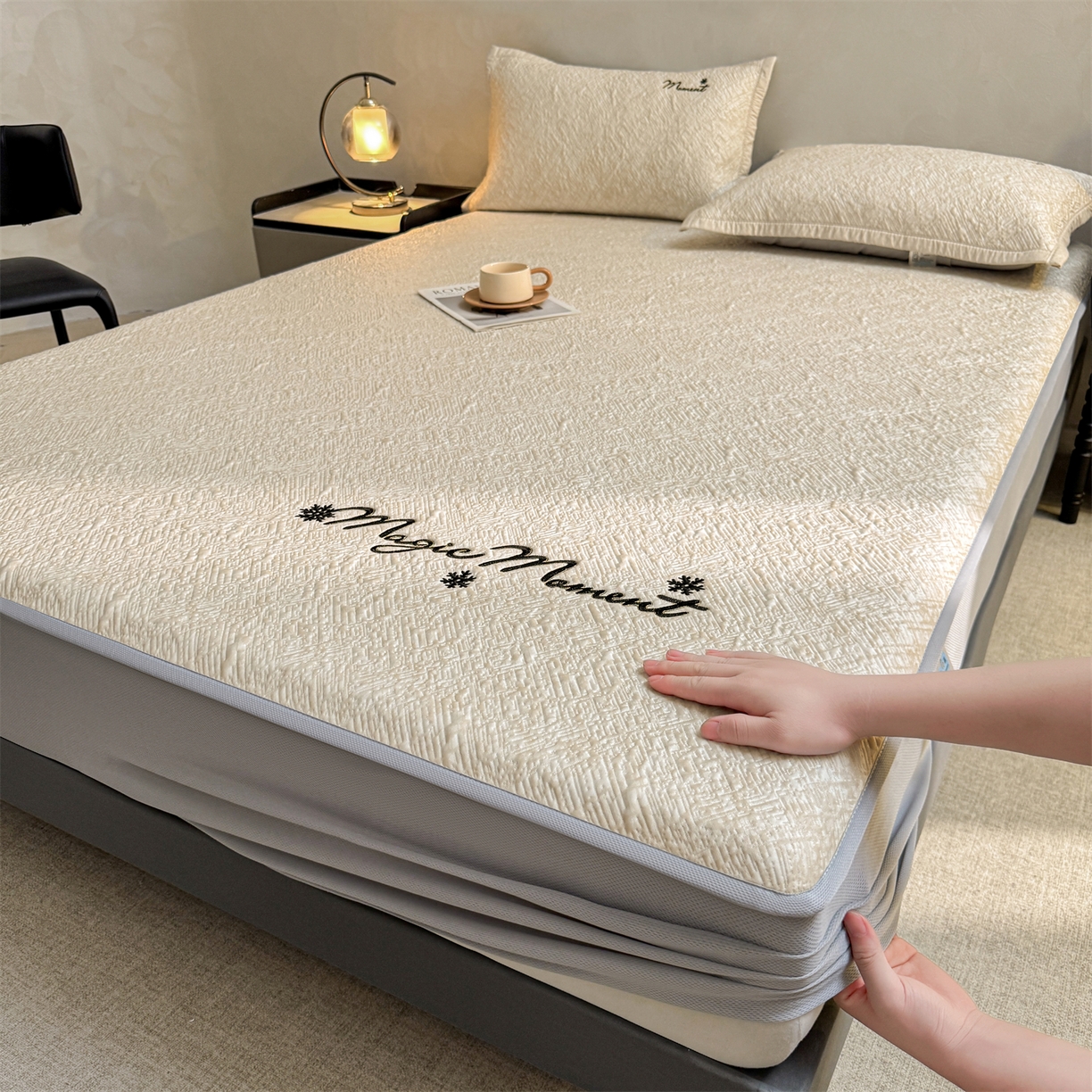 91家纺网 家纺一手货源 找家纺 慕木家纺 2026新款巴洛克刺绣系列冰豆豆凉席和床笠凉席席子空调软席 巴洛克-卡其 床笠款