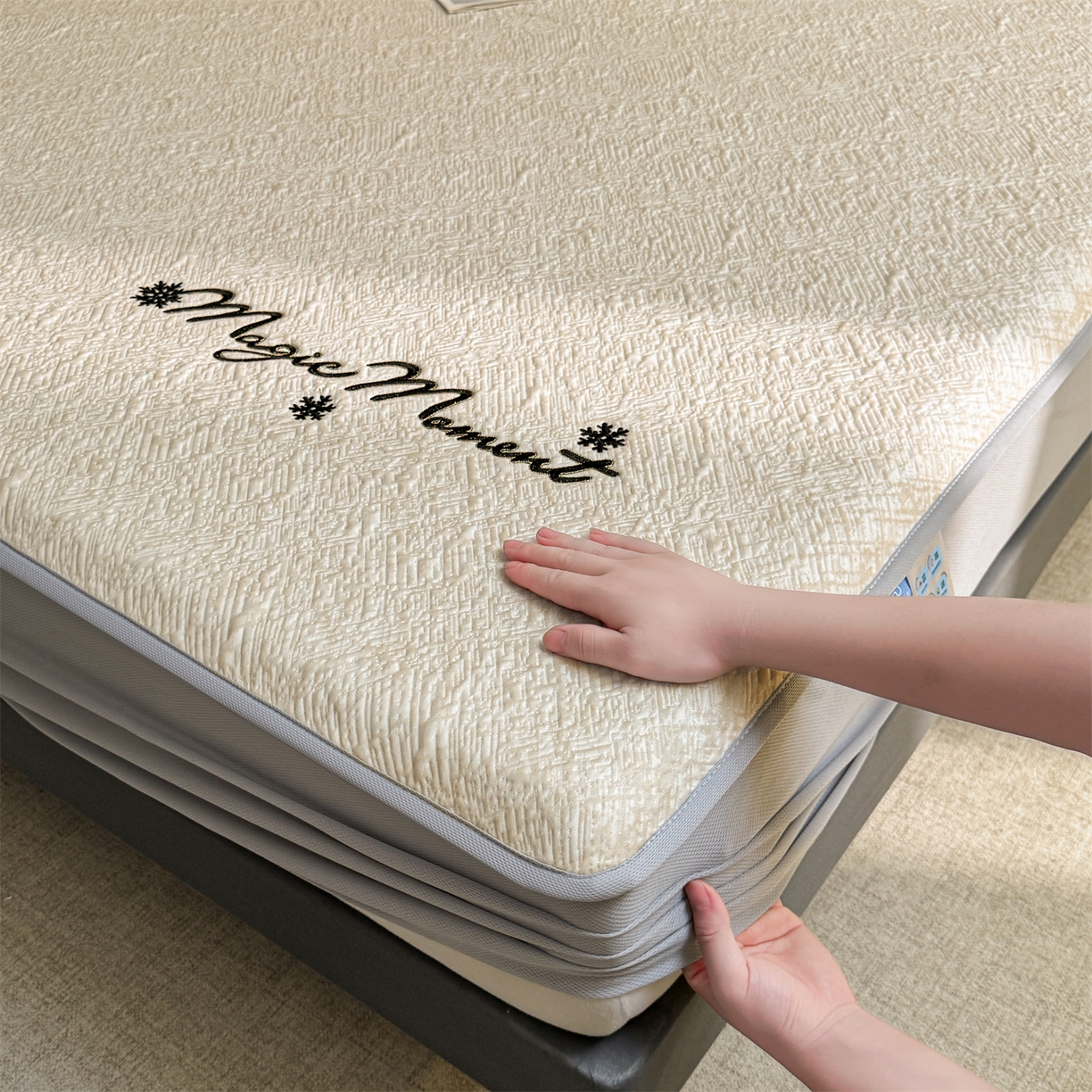 91家纺网 家纺一手货源 找家纺 慕木家纺 2026新款巴洛克刺绣系列冰豆豆凉席和床笠凉席席子空调软席 巴洛克-卡其 床笠款