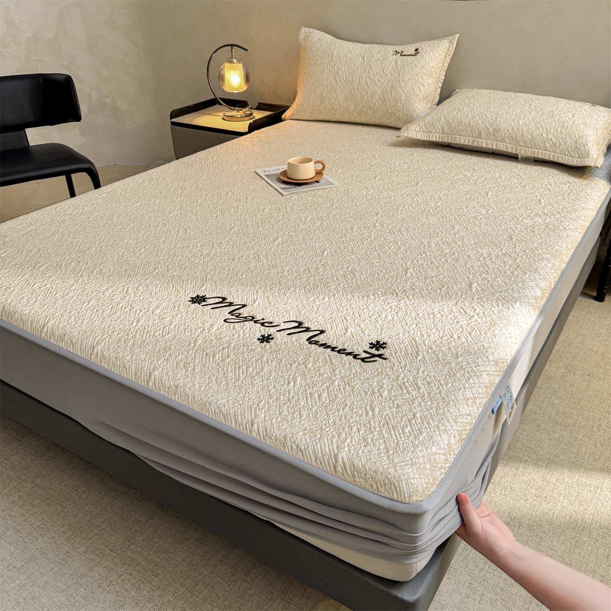 91家纺网 家纺一手货源 找家纺 慕木家纺 2026新款巴洛克刺绣系列冰豆豆凉席和床笠凉席席子空调软席 巴洛克-卡其 床笠款