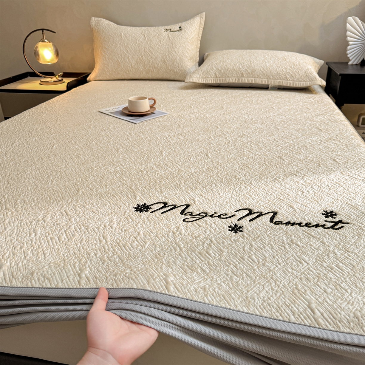 91家纺网 家纺一手货源 找家纺 慕木家纺 2026新款巴洛克刺绣系列冰豆豆凉席和床笠凉席席子空调软席 巴洛克-卡其 床笠款