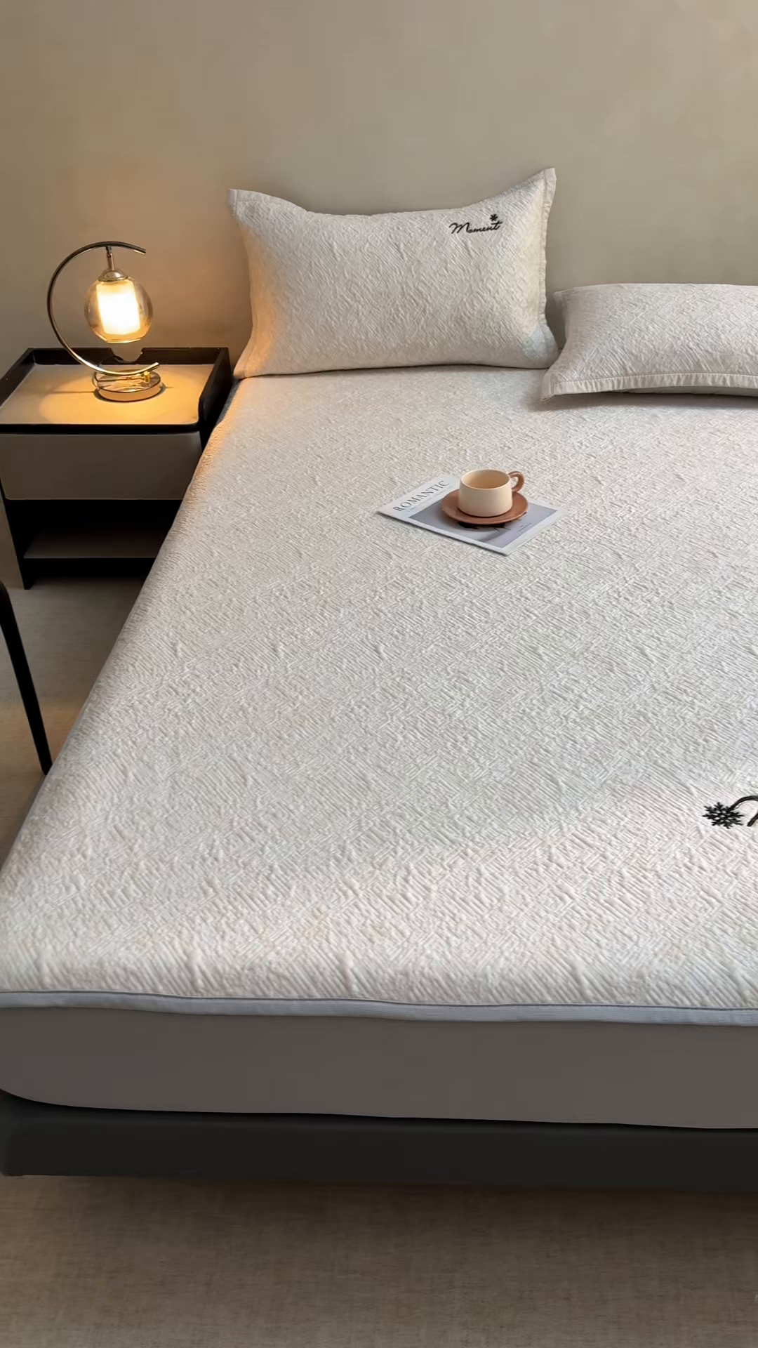 91家纺网 家纺一手货源 找家纺 慕木家纺 2026新款巴洛克刺绣系列冰豆豆凉席和床笠凉席席子空调软席 巴洛克-卡其 床笠款