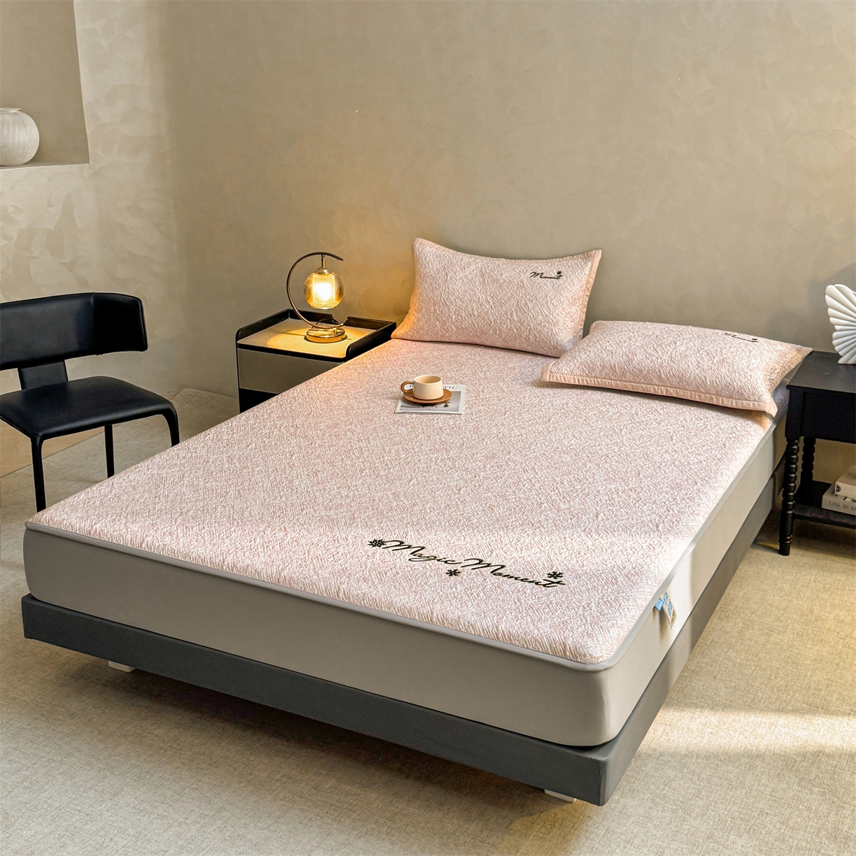 91家纺网 家纺一手货源 找家纺 慕木家纺 2026新款巴洛克刺绣系列冰豆豆凉席和床笠凉席席子空调软席 巴洛克-粉 床笠款