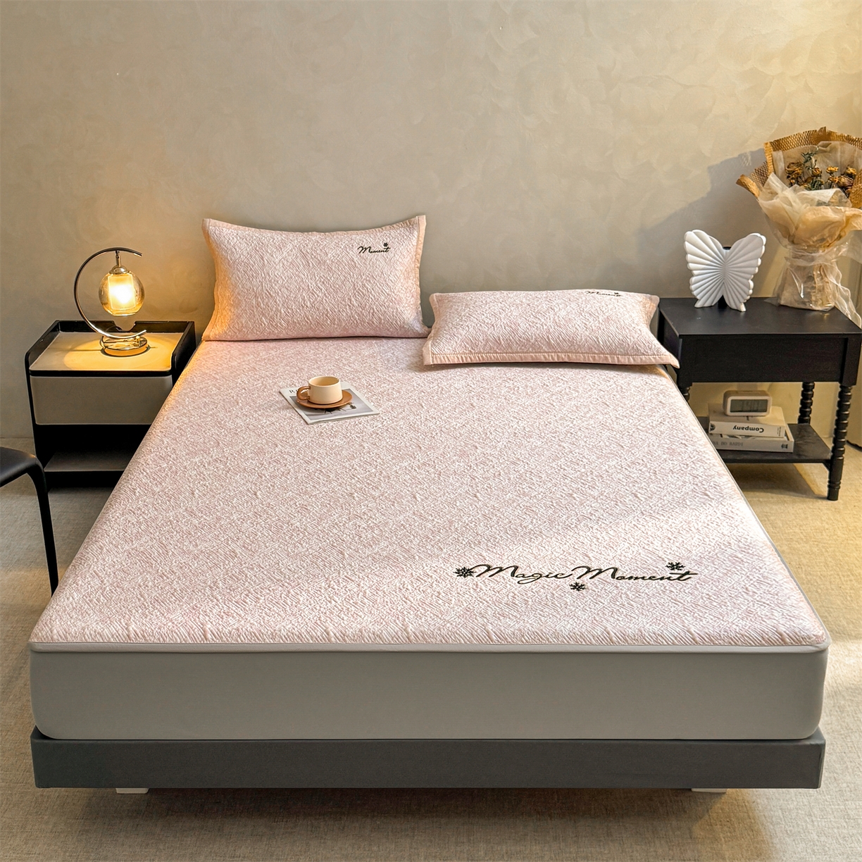 91家纺网 家纺一手货源 找家纺 慕木家纺 2026新款巴洛克刺绣系列冰豆豆凉席和床笠凉席席子空调软席 巴洛克-粉 床笠款