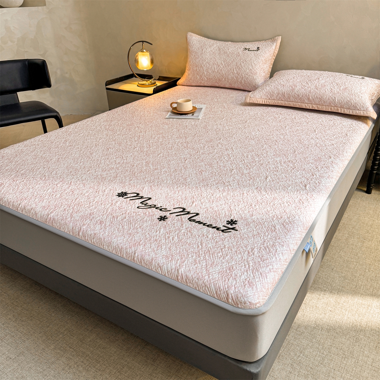 91家纺网 家纺一手货源 找家纺 慕木家纺 2026新款巴洛克刺绣系列冰豆豆凉席和床笠凉席席子空调软席 巴洛克-粉 床笠款