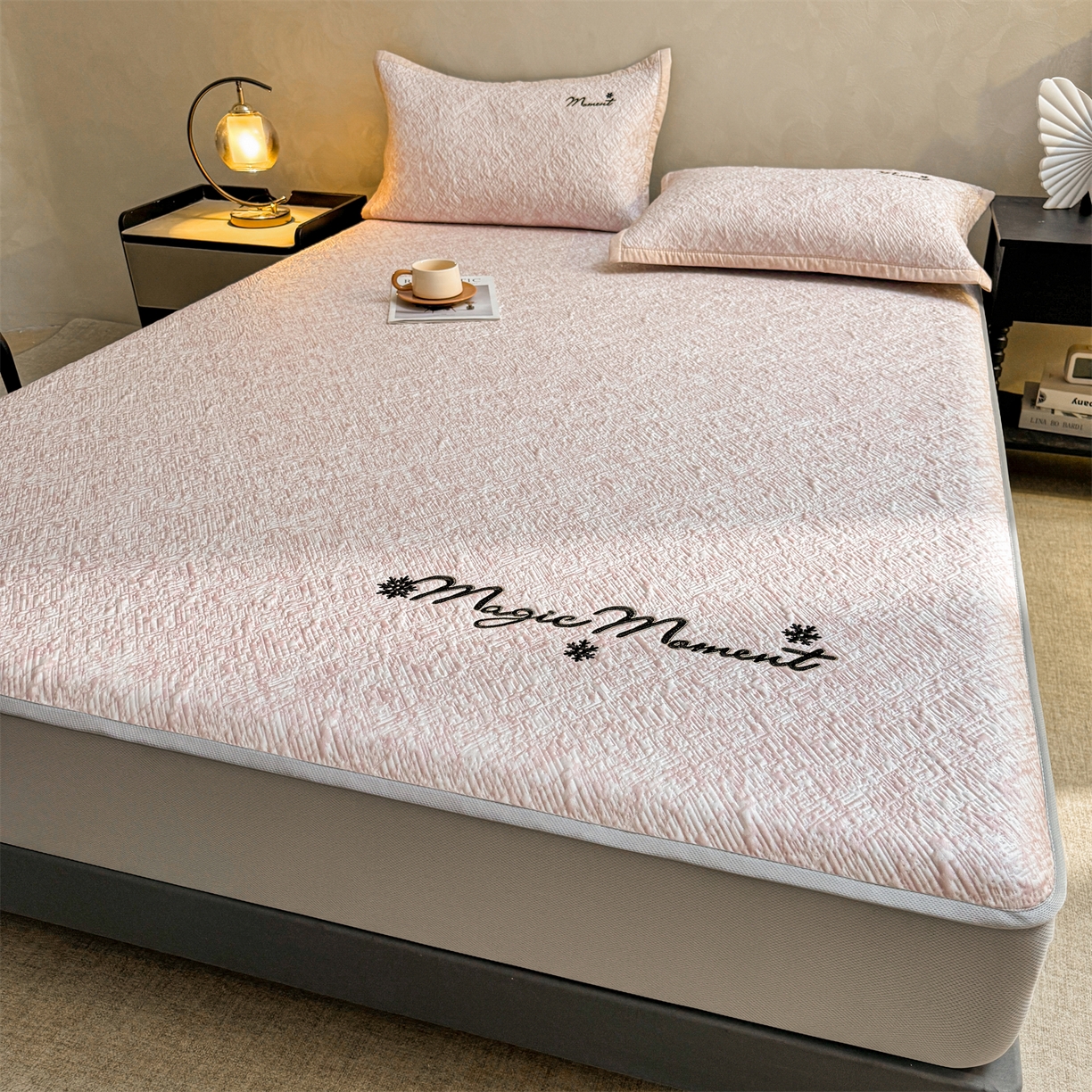 91家纺网 家纺一手货源 找家纺 慕木家纺 2026新款巴洛克刺绣系列冰豆豆凉席和床笠凉席席子空调软席 巴洛克-粉 床笠款