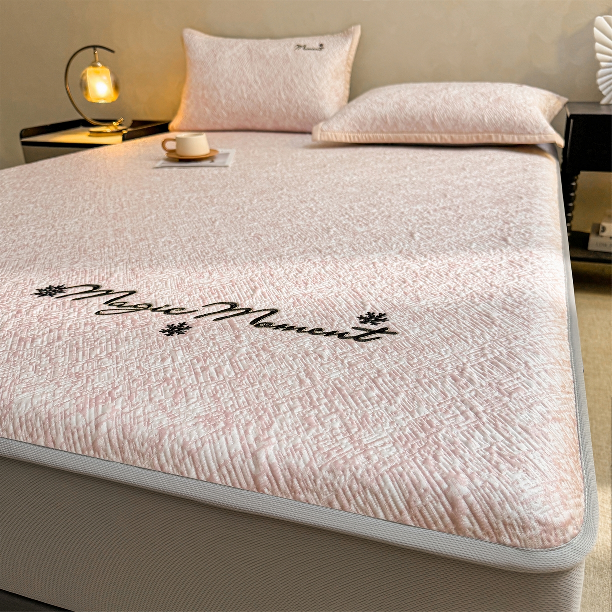 91家纺网 家纺一手货源 找家纺 慕木家纺 2026新款巴洛克刺绣系列冰豆豆凉席和床笠凉席席子空调软席 巴洛克-粉 床笠款