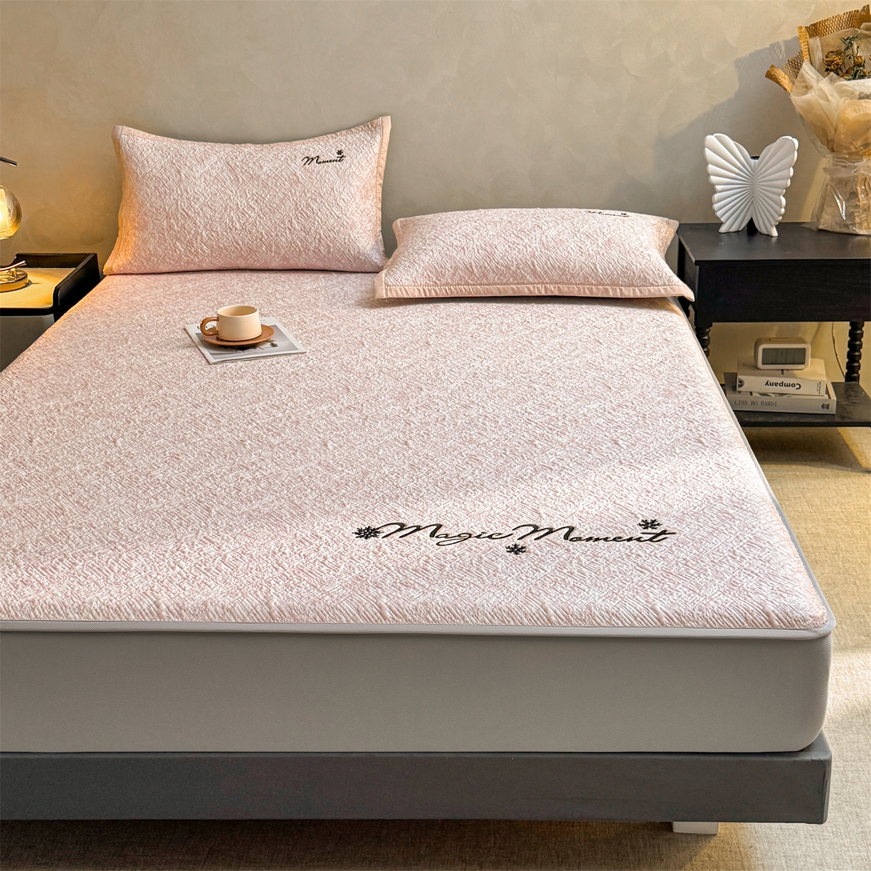 91家纺网 家纺一手货源 找家纺 慕木家纺 2026新款巴洛克刺绣系列冰豆豆凉席和床笠凉席席子空调软席 巴洛克-粉 床笠款