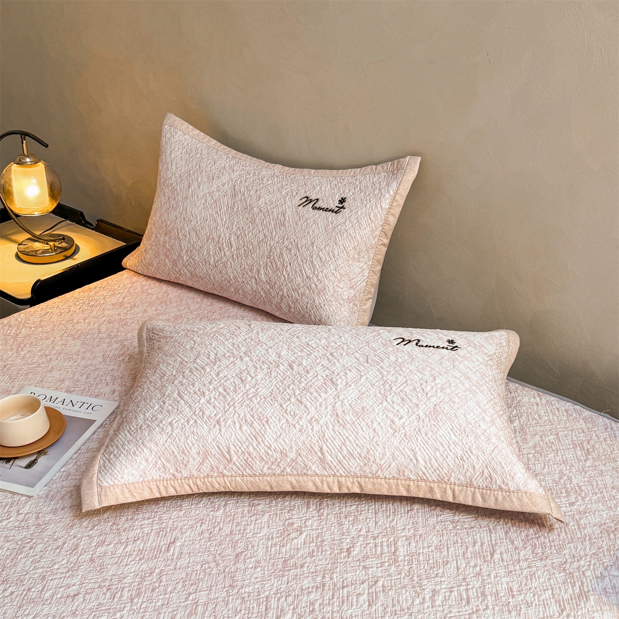 91家纺网 家纺一手货源 找家纺 慕木家纺 2026新款巴洛克刺绣系列冰豆豆凉席和床笠凉席席子空调软席 巴洛克-粉 床笠款