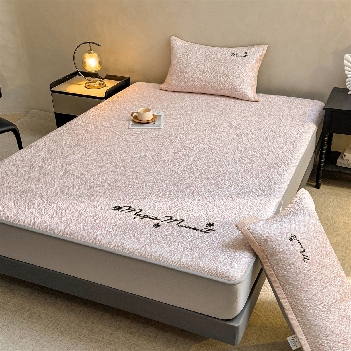 91家纺网 家纺一手货源 找家纺 慕木家纺 2026新款巴洛克刺绣系列冰豆豆凉席和床笠凉席席子空调软席 巴洛克-粉 床笠款