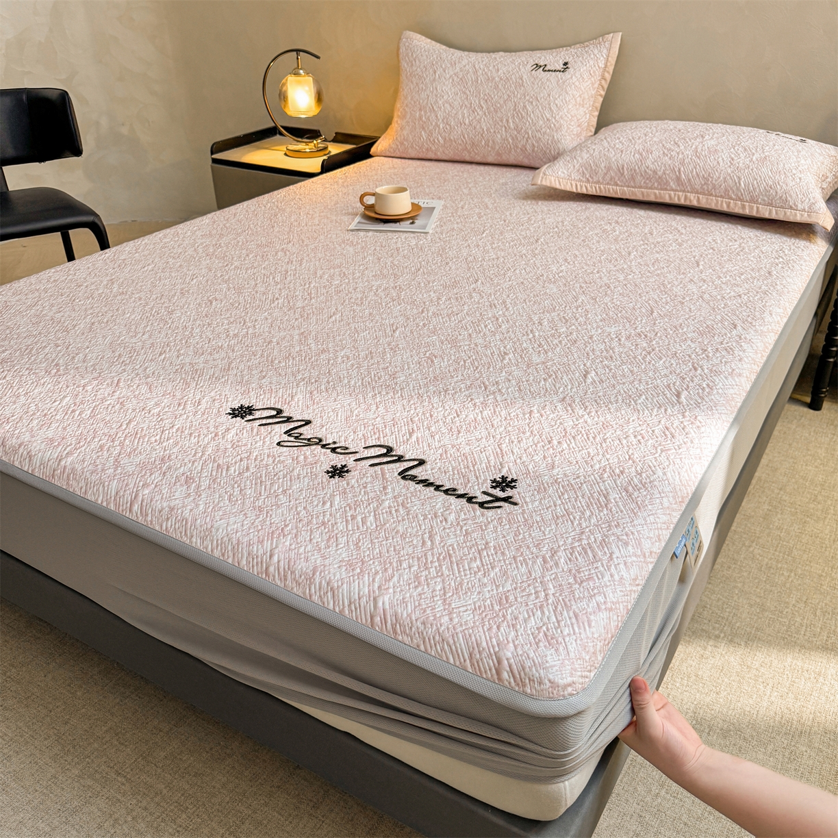 91家纺网 家纺一手货源 找家纺 慕木家纺 2026新款巴洛克刺绣系列冰豆豆凉席和床笠凉席席子空调软席 巴洛克-粉 床笠款