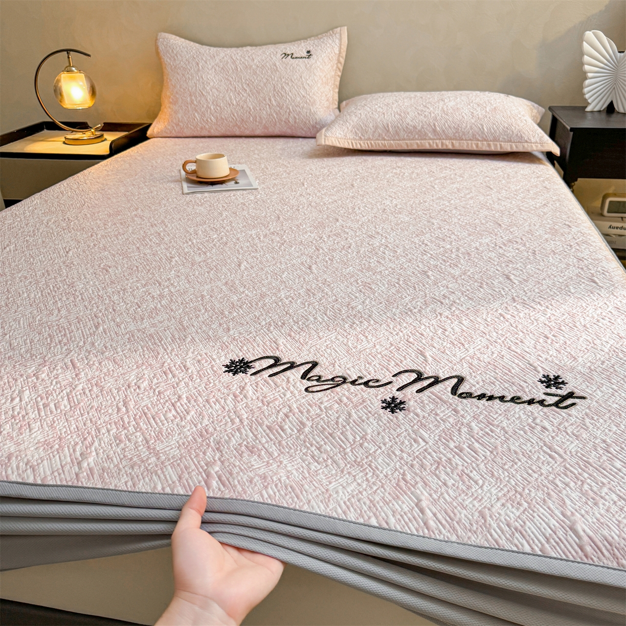 91家纺网 家纺一手货源 找家纺 慕木家纺 2026新款巴洛克刺绣系列冰豆豆凉席和床笠凉席席子空调软席 巴洛克-粉 床笠款