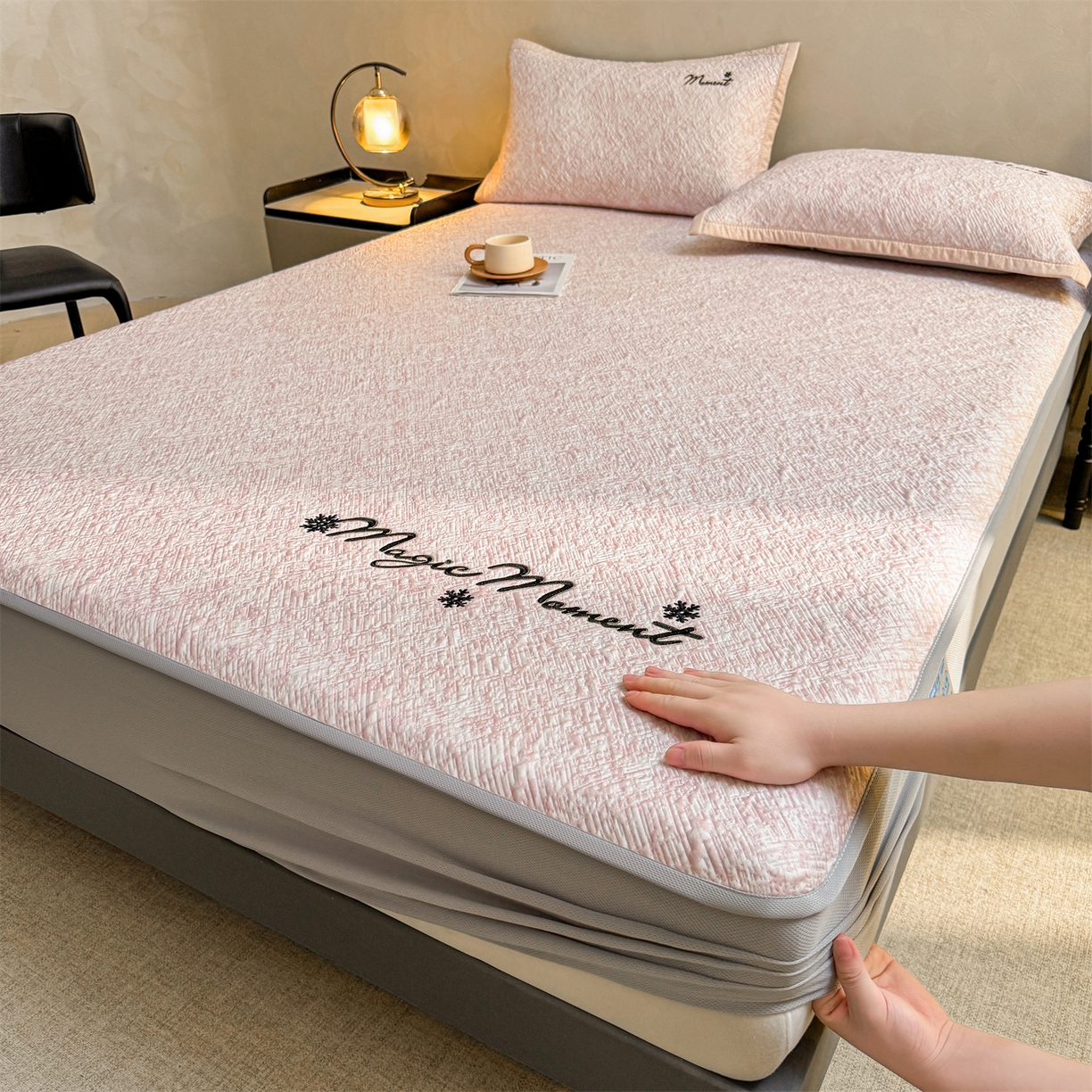 91家纺网 家纺一手货源 找家纺 慕木家纺 2026新款巴洛克刺绣系列冰豆豆凉席和床笠凉席席子空调软席 巴洛克-粉 床笠款