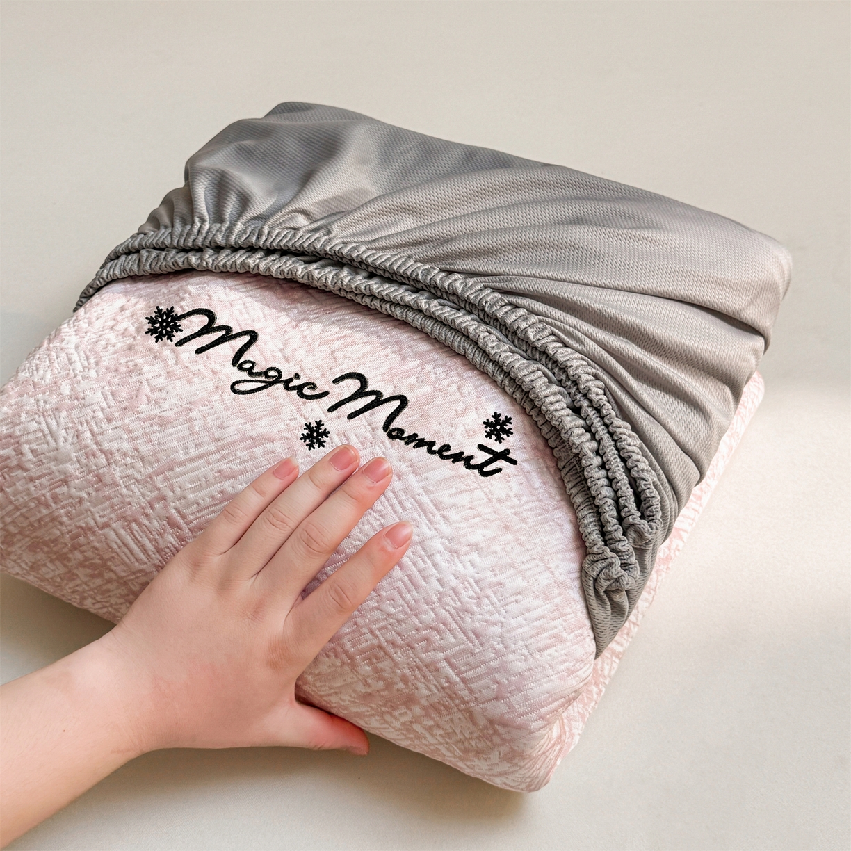 91家纺网 家纺一手货源 找家纺 慕木家纺 2026新款巴洛克刺绣系列冰豆豆凉席和床笠凉席席子空调软席 巴洛克-粉 床笠款