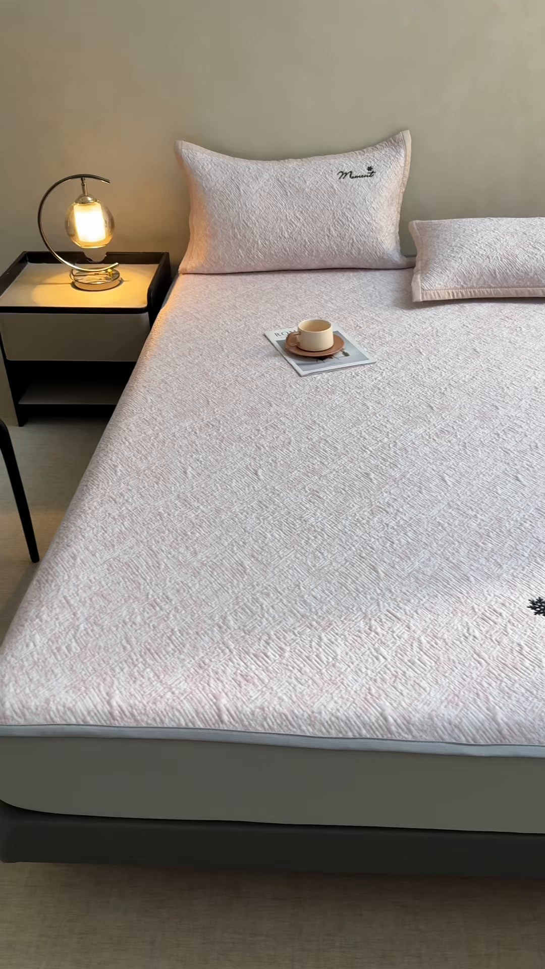 91家纺网 家纺一手货源 找家纺 慕木家纺 2026新款巴洛克刺绣系列冰豆豆凉席和床笠凉席席子空调软席 巴洛克-粉 床笠款