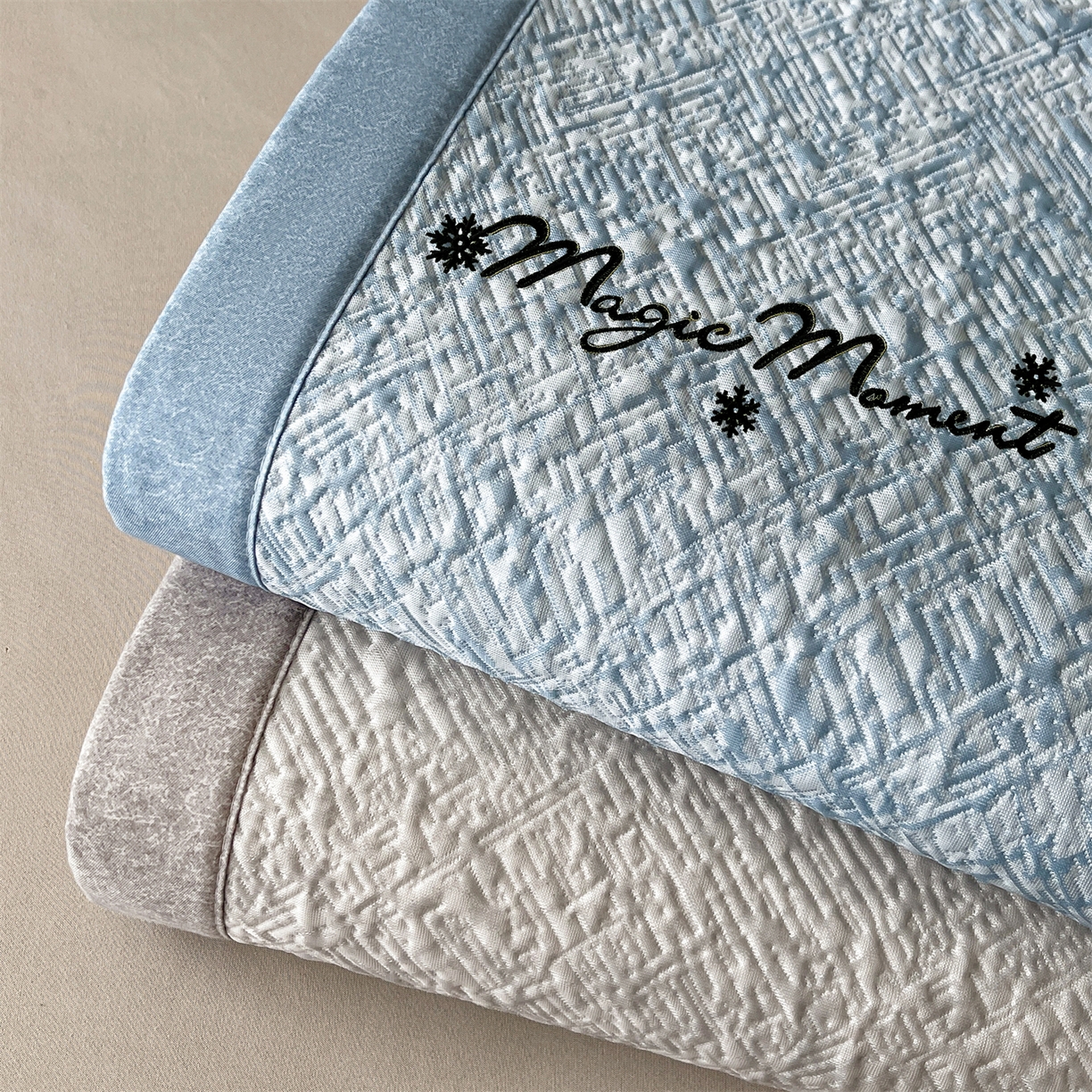 91家纺网 家纺一手货源 找家纺 慕木家纺 2026新款巴洛克刺绣系列冰豆豆凉席和床笠凉席席子空调软席 组合图仅供展示不可下单