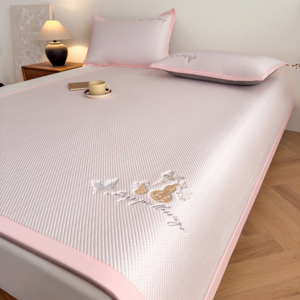 91家纺网 家纺一手货源 找家纺 女子家纺 2026新款5A抗菌PE提花凉感席 蝶舞福禄-粉（床席款）