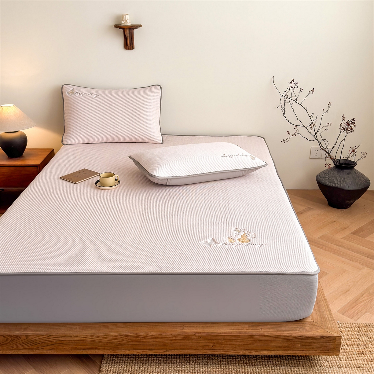 91家纺网 家纺一手货源 找家纺 女子家纺 2026新款5A抗菌PE提花凉感席 蝶舞福禄-粉（床笠款）