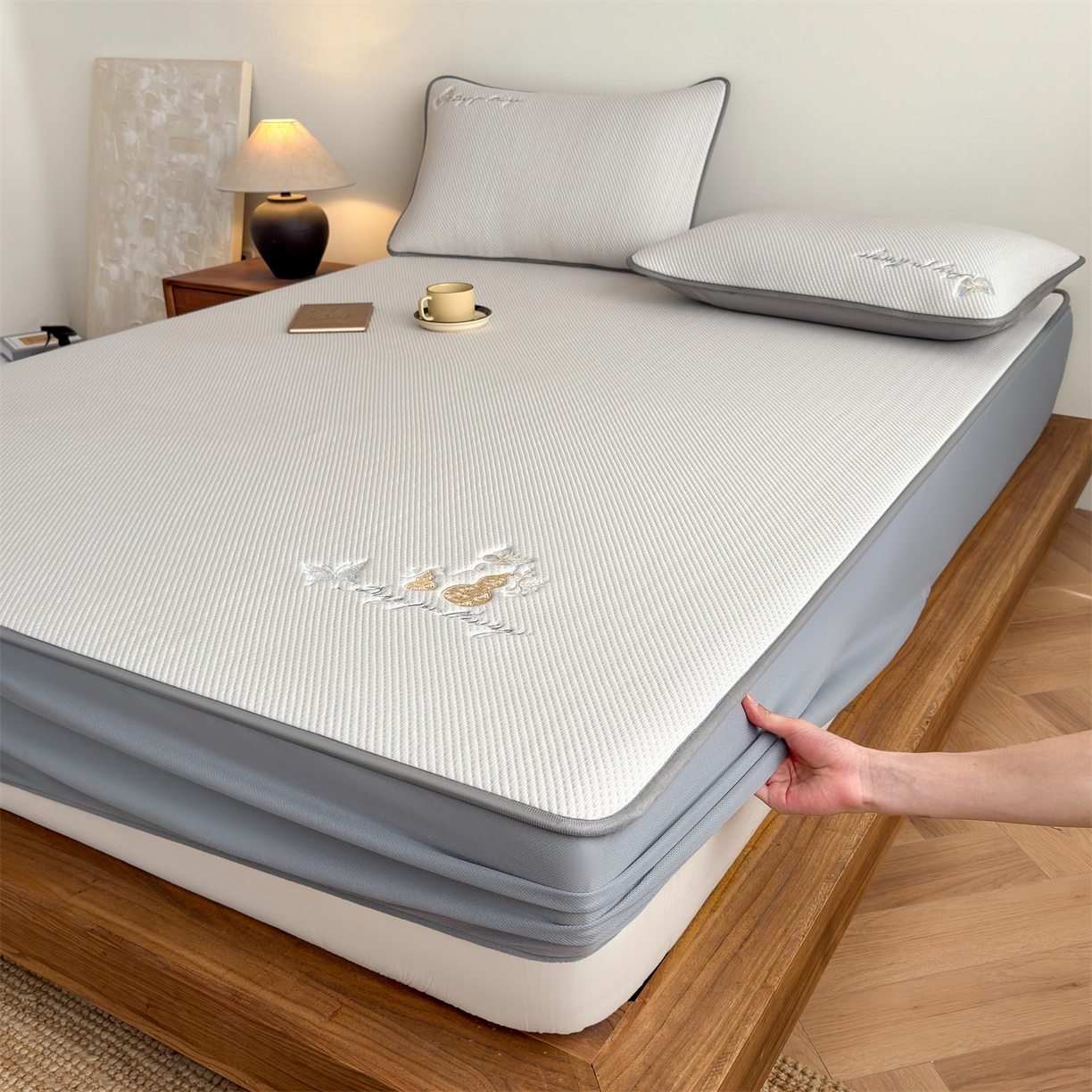 91家纺网 家纺一手货源 找家纺 女子家纺 2026新款5A抗菌PE提花凉感席 蝶舞福禄-咖（床笠款）