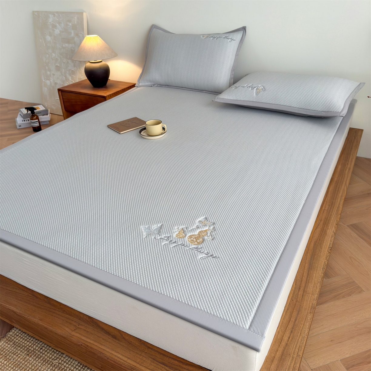 91家纺网 家纺一手货源 找家纺 女子家纺 2026新款5A抗菌PE提花凉感席 蝶舞福禄-灰（床席款）