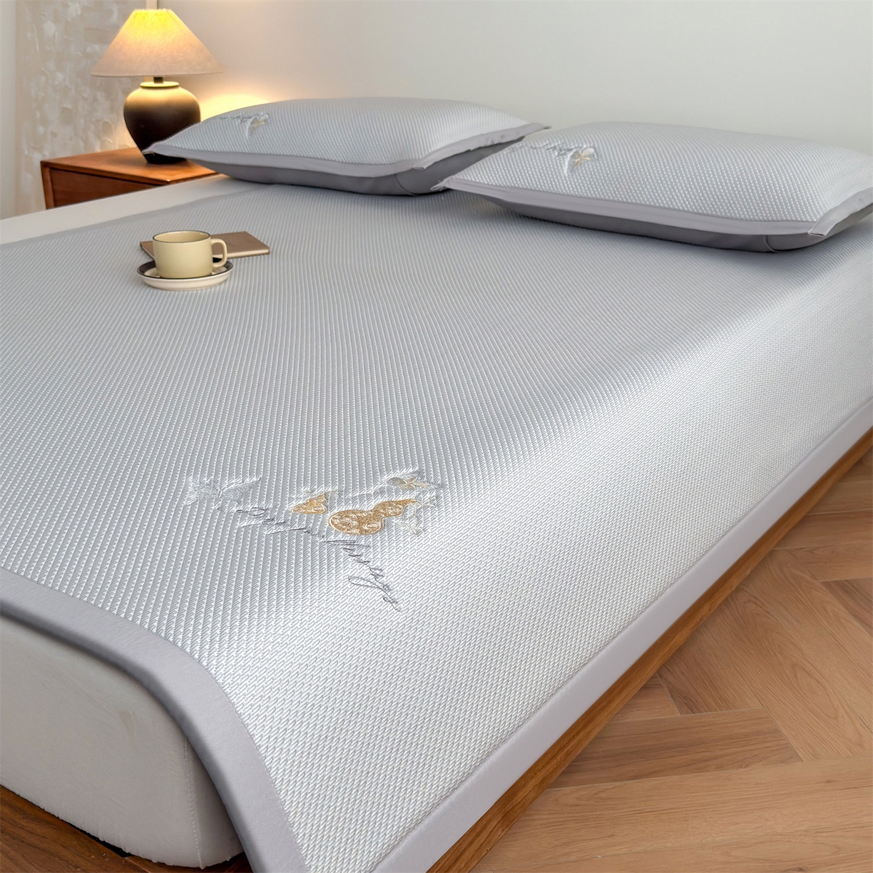 91家纺网 家纺一手货源 找家纺 女子家纺 2026新款5A抗菌PE提花凉感席 蝶舞福禄-灰（床席款）