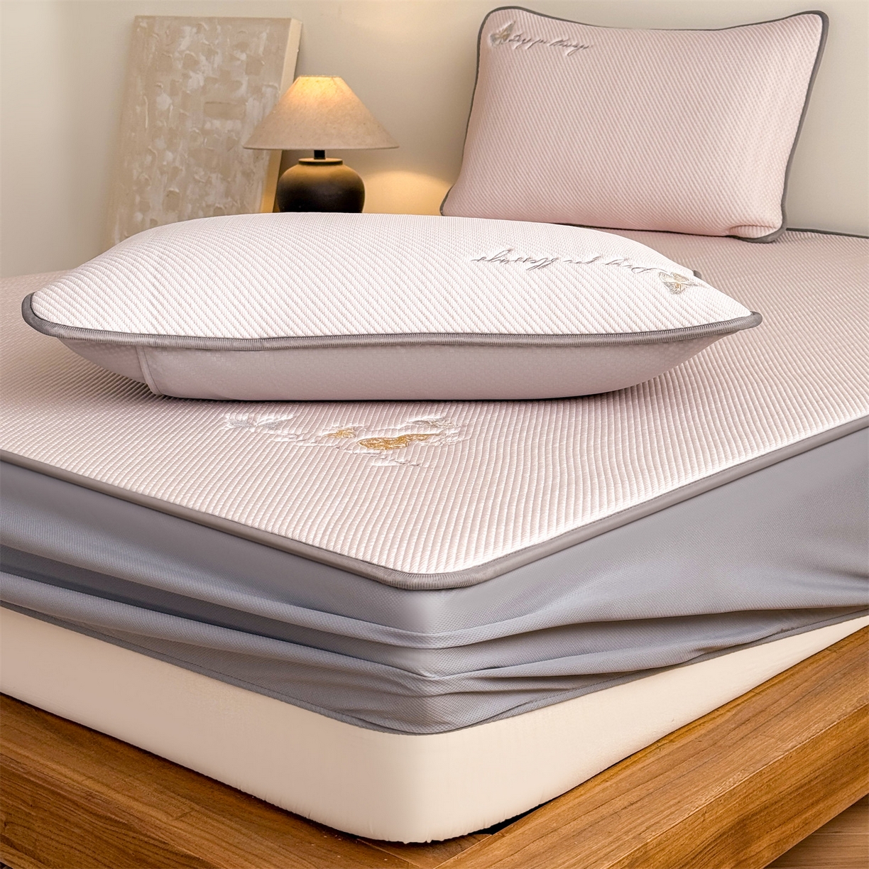 91家纺网 家纺一手货源 找家纺 女子家纺 2026新款5A抗菌PE提花凉感席 蝶舞福禄-粉（床笠款）