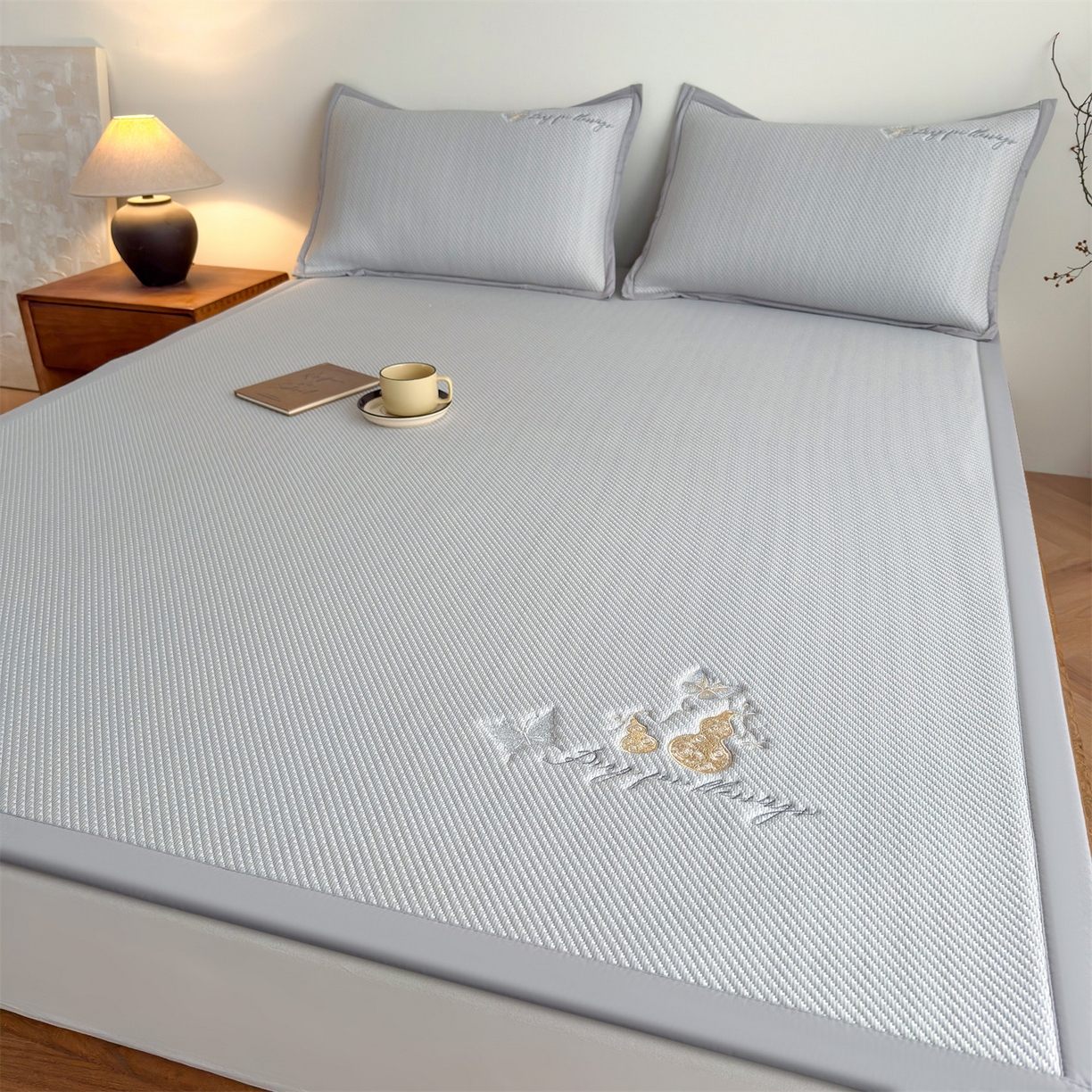 91家纺网 家纺一手货源 找家纺 女子家纺 2026新款5A抗菌PE提花凉感席 蝶舞福禄-灰（床席款）