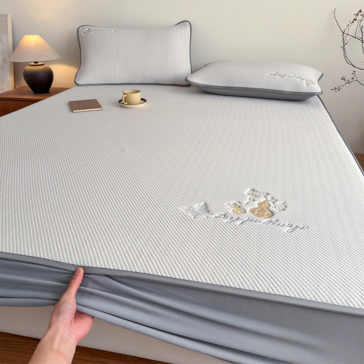 91家纺网 家纺一手货源 找家纺 女子家纺 2026新款5A抗菌PE提花凉感席 蝶舞福禄-咖（床笠款）