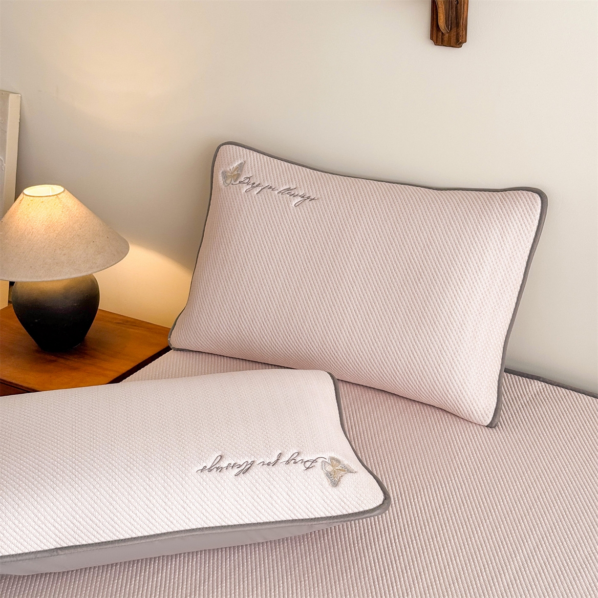 91家纺网 家纺一手货源 找家纺 女子家纺 2026新款5A抗菌PE提花凉感席 蝶舞福禄-粉（床笠款）