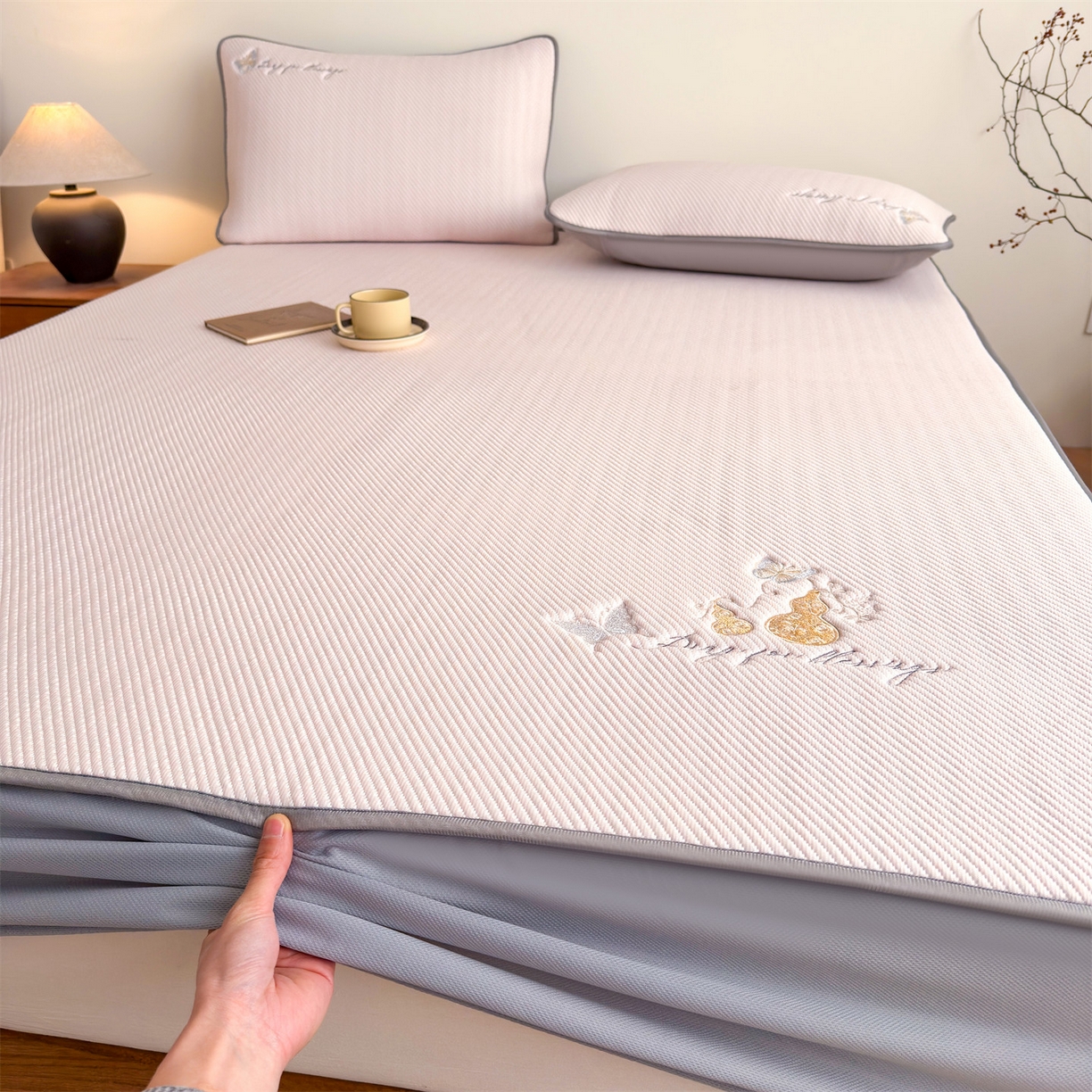 91家纺网 家纺一手货源 找家纺 女子家纺 2026新款5A抗菌PE提花凉感席 蝶舞福禄-粉（床笠款）