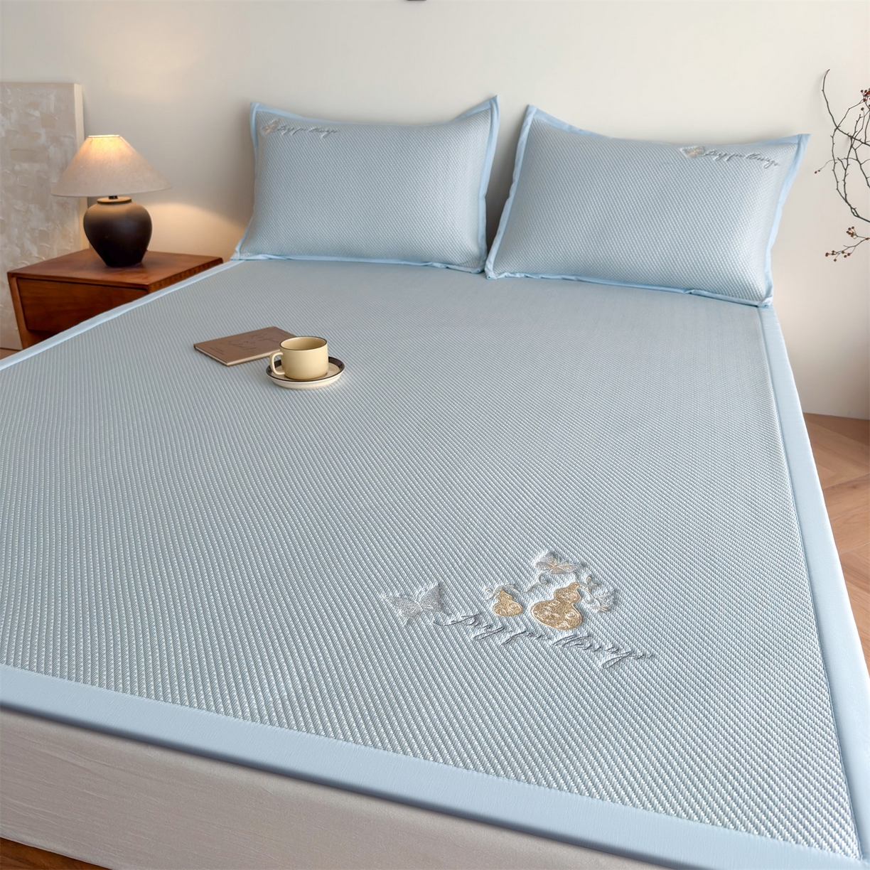 91家纺网 家纺一手货源 找家纺 女子家纺 2026新款5A抗菌PE提花凉感席 蝶舞福禄-蓝（床席款）