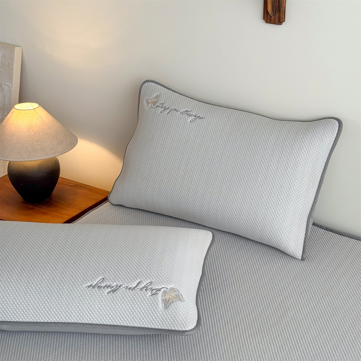 91家纺网 家纺一手货源 找家纺 女子家纺 2026新款5A抗菌PE提花凉感席 蝶舞福禄-灰（床笠款）