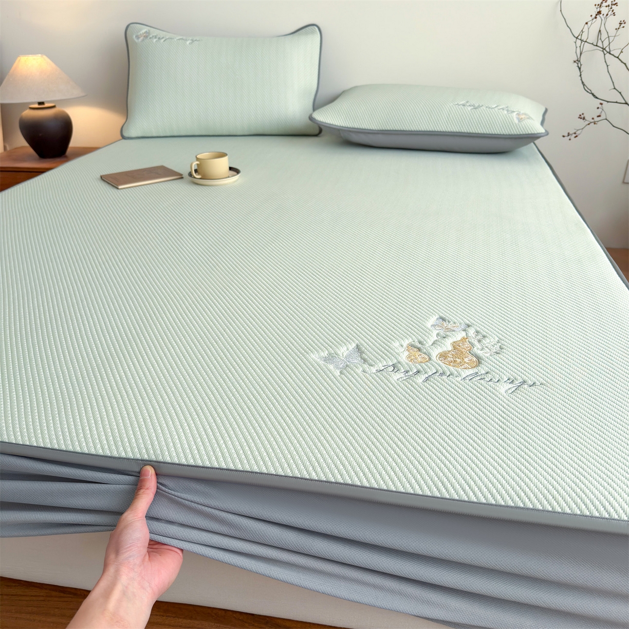 91家纺网 家纺一手货源 找家纺 女子家纺 2026新款5A抗菌PE提花凉感席 蝶舞福禄-绿（床笠款）