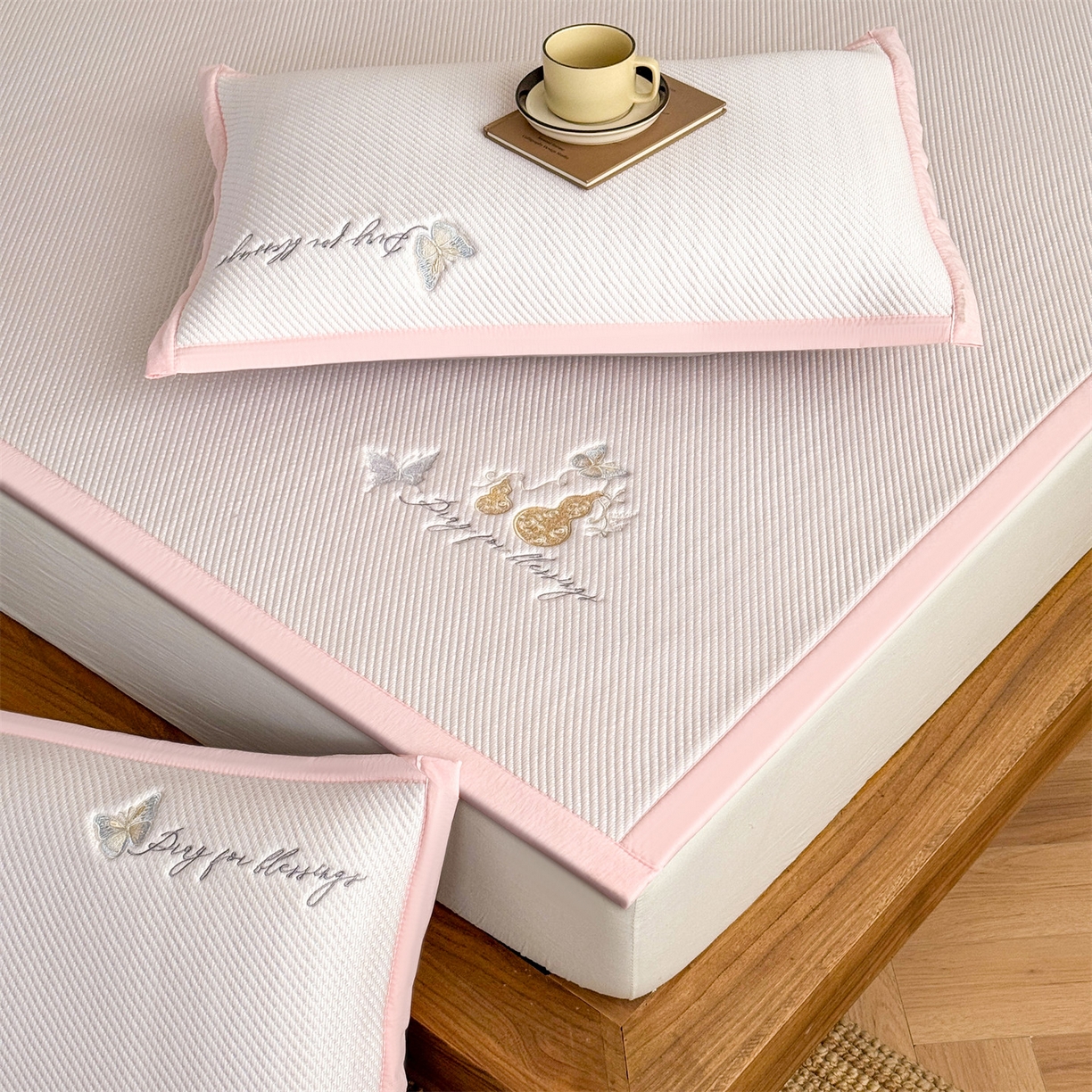 91家纺网 家纺一手货源 找家纺 女子家纺 2026新款5A抗菌PE提花凉感席 蝶舞福禄-粉（床席款）