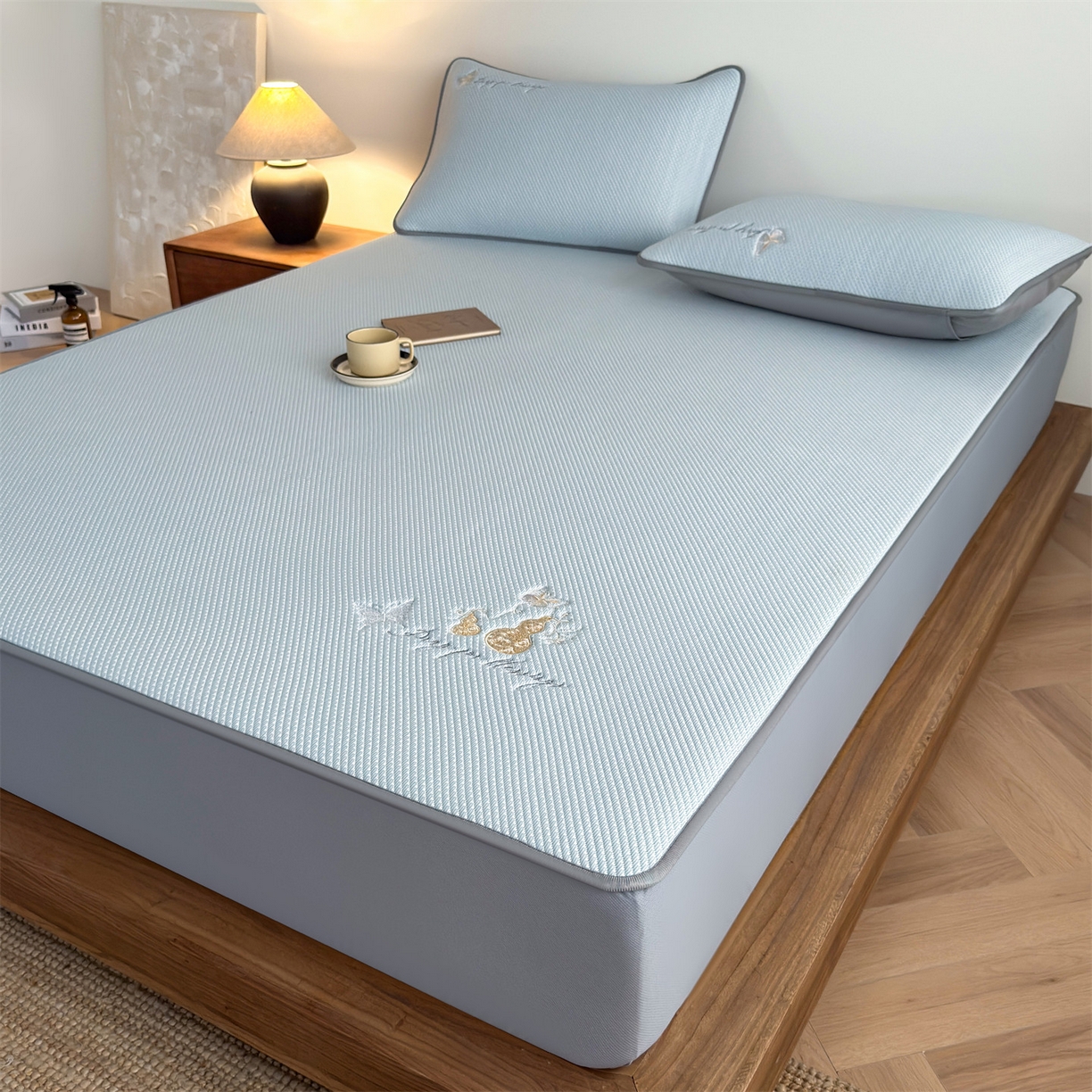 91家纺网 家纺一手货源 找家纺 女子家纺 2026新款5A抗菌PE提花凉感席 蝶舞福禄-蓝（床笠款）